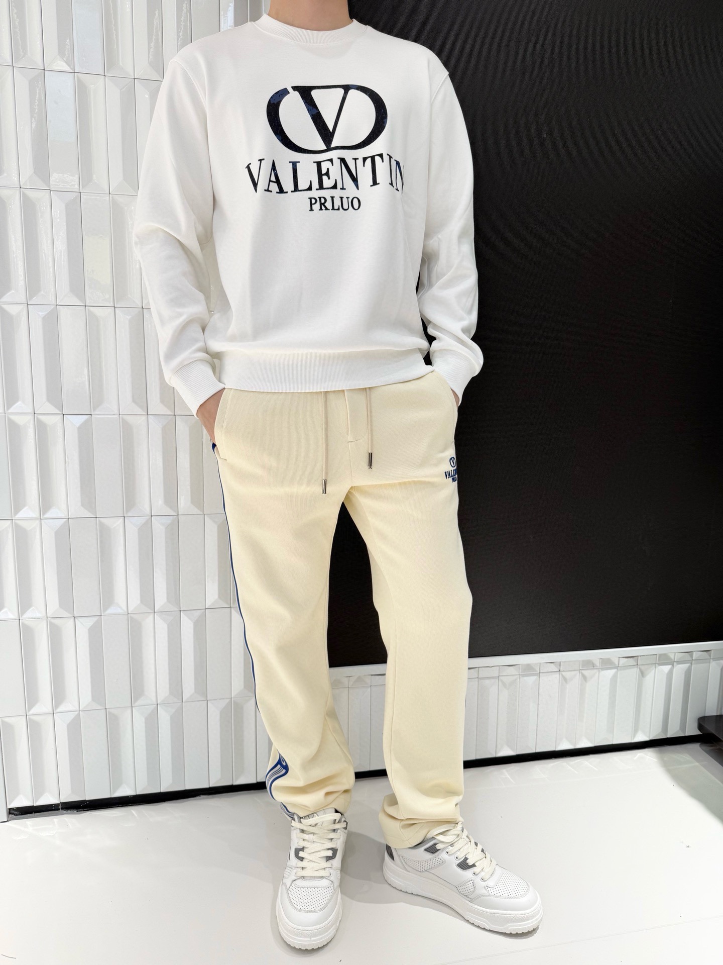 NO:596089,Valentino-2025 high-end new sweatshirt!  The classic round-neck style is simple and elegant, and the loose tailoring is suitable for a variety of body shapes. It is comfortable and unrestricted to wear, and can easily create a casual and casual style. It is made of high-quality skin-friendly fabrics, soft and delicate to the touch, and has good warmth retention and breathability. Daily wear is warm without feeling stuffy, giving the skin a comfortable wearing experience. The black brand's iconic print on the chest  The flower is eye-catching and full of texture, highly fashionable and recognizable, adding a sense of trend and high-end to the simple sweatshirt, showing a unique taste. Size 50-56 (model 180/140 wears 50, with Hong Kong Lane Crawford gift box packaging), valentino, hoodie, sweatshirts, alexander  wang19860909华伦天奴-2025高端新款卫衣！经典圆领版型,简约大方,宽松剪裁适配多种身形,穿着舒适无束缚,轻松营造休闲随性的穿搭风格.选用优质亲肤面料,触感柔软细腻,兼具良好的保暖性与透气性,日常穿着既温暖又不会有闷热感,给肌肤带来舒适的穿着体验.胸前黑色品牌标志性大印花醒目且富有质感,极具时尚辨识度,为简约的卫衣增添了潮流感与高级感,彰显独特品味.码数50-56（模特180/140穿50,配香港连卡佛礼盒包装）,,valentino,hoodie,sweatshirts,alexander wang,Men's clothing