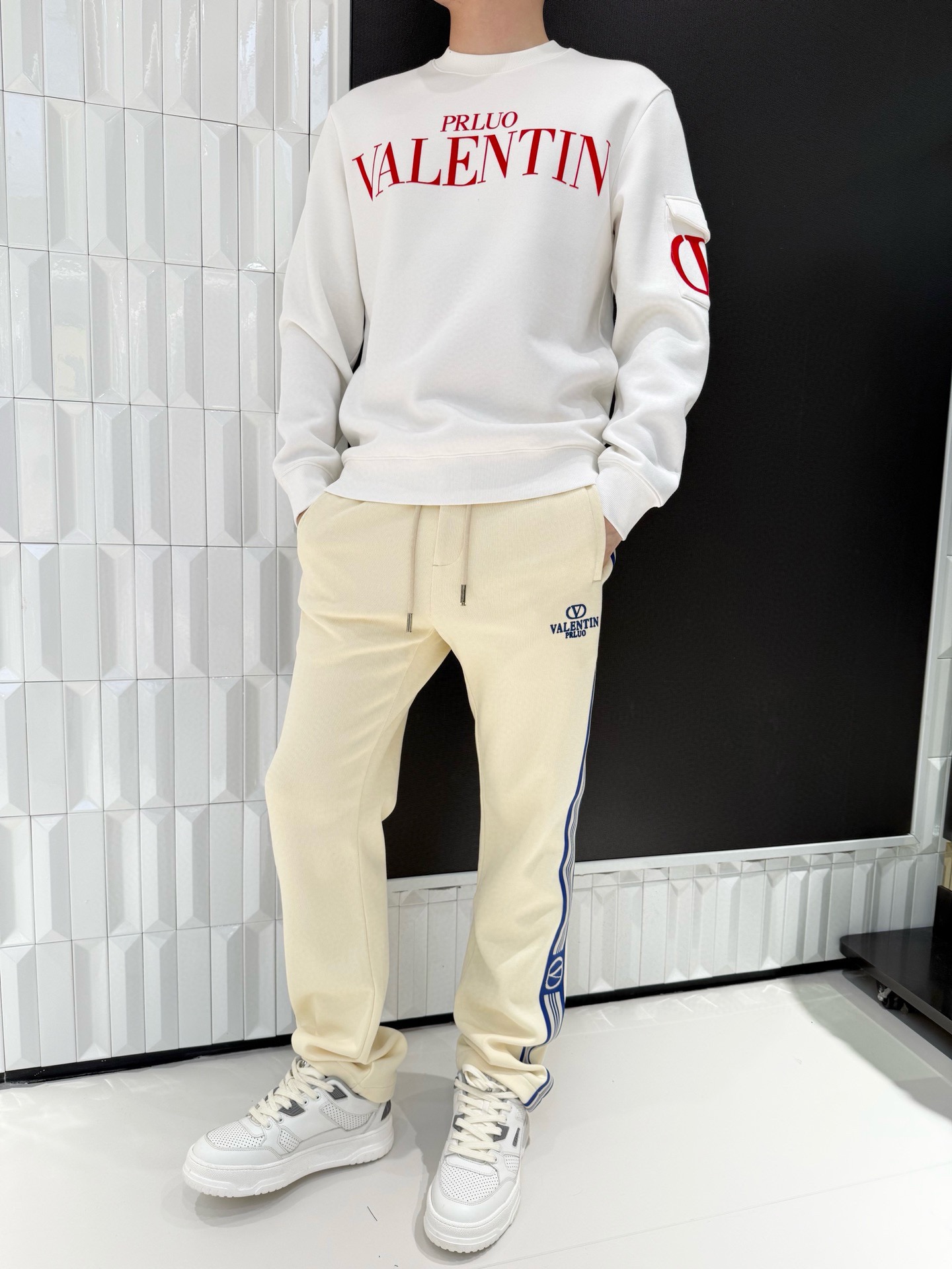 NO:596092,Valentino-2025 high-end new sweatshirt!  The classic round-neck style is simple and elegant, and the loose tailoring is suitable for all body shapes. It is comfortable and unrestricted to wear, and can easily create a casual and casual style. Selected high-quality skin-friendly fabrics are soft and delicate to the touch, with excellent warmth retention and breathability. Daily wear is warm without feeling stuffy, giving the skin a comfortable wearing experience. The large red brand letters on the chest are printed eye-catchingly.  Eye-catching and highly fashionable; the brand element decoration on the sleeves enriches the visual hierarchy, making the overall look more fashionable and design-friendly. Size 48-56 (model 180/140 wears 50, with Hong Kong Lane Crawford gift box packaging), valentino, hoodie, sweatshirts, alexander  wang19860909华伦天奴-2025高端新款卫衣！经典圆领版型,简约大气,宽松剪裁适配各类身形,穿着舒适无束缚,轻松营造休闲随性的穿搭格调.精选优质亲肤面料,触感柔软细腻,保暖性与透气性俱佳,日常穿着既温暖又不会产生闷热感,给肌肤带来舒适的穿着体验.胸前大篇幅红色品牌字母印花醒目吸睛,极具时尚辨识度；袖子处的品牌元素装饰丰富视觉层次,让整体造型更具潮流感与设计感.码数48-56（模特180/140穿50,配香港连卡佛礼盒包装）,,valentino,hoodie,sweatshirts,alexander wang,Men's clothing