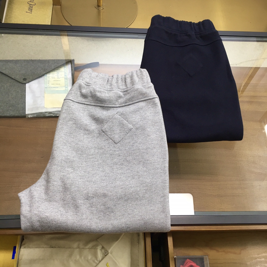 NO:611197,New product [Big Goose] Autumn and winter/AW latest season Canada* Goose's cabinet-grade blended plain cashmere casual trousers. This model is made of blended plain cashmere-like fabric. It is a delicate and stylish casual trousers. It is an excellent wearing item. The pockets on both sides are arranged with contrasting decorative designs and decorated with logo circular seals. The overall style is elegant and suitable for casual and commuting. Same style for men and women. Navy blue, gray M-3XL,, alexander wang19860909新品【大鹅】 秋冬/AW 最新季加拿大*鹅家贵柜级混纺平纹羊绒休闲长裤 本款贵柜同款采用混纺平纹仿羊绒毛织物面料打造,细腻有型的休闲长裤,优良的穿搭单品,两侧口袋安排对比边装饰设计,并饰有标志圆形章仔,整体大方休闲与通勤皆宜,男女同款 海军蓝,灰色M-3XL,,alexander wang,Men's clothing