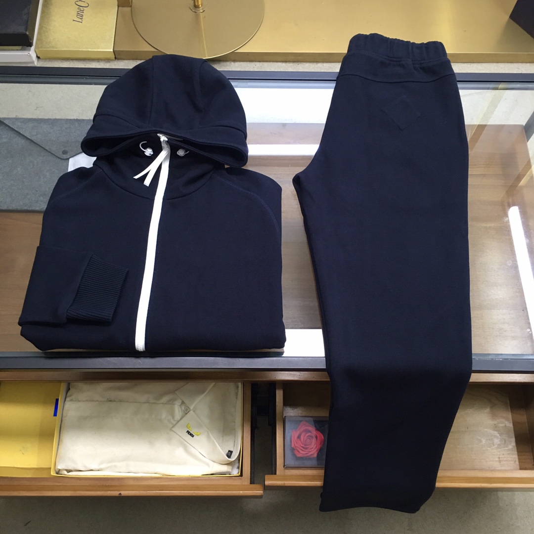 NO:653938,New suit jacket and trousers P [Big Goose] for sale Autumn and winter/AW latest season Canadian* Goose's cabinet-level blended plain cashmere stand-up collar hooded jacket  This model is made of the same blended plain cashmere fabric as your cabinet. It has a delicate and stylish classic hooded stand-up collar silhouette. It is an excellent layering item. Two external pockets are arranged with contrasting decorative designs. Custom-woven ribbed hem and cuffs. A white windproof placket is designed under the front zipper. The sleeves are decorated with logo circular patches. The overall style is elegant and suitable for leisure and commuting. Same style for men and women. Navy blue and gray M-3XL, jackets & coats, hats, alexander  wang19860909新品套装外套裤P【大鹅】拆卖 秋冬/AW最新季加拿大*鹅家贵柜级混纺平纹羊绒立领连帽外套 本款采用贵柜同款混纺平纹仿羊绒毛织物面料打造,细腻有型的经典连帽立领廓形,优良的叠穿单品,两个外部口袋安排对比边装饰设计,定织粗坑罗纹下摆和袖口,前侧拉链下方设计有白色防风门襟,袖子饰有标志圆形章仔,整体大方休闲与通勤皆宜,男女同款 海军蓝.灰色M-3XL,,jackets & coats,hats,alexander wang,Men's clothing