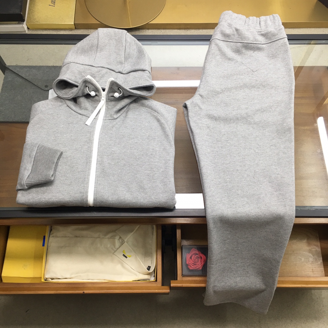 NO:611206,New suit jacket and trousers P [Big Goose] for sale Autumn and winter/AW latest season Canadian* Goose's cabinet-level blended plain cashmere stand-up collar hooded jacket  This model is made of the same blended plain cashmere fabric as your cabinet. It has a delicate and stylish classic hooded stand-up collar silhouette. It is an excellent layering item. Two external pockets are arranged with contrasting decorative designs. Custom-woven ribbed hem and cuffs. A white windproof placket is designed under the front zipper. The sleeves are decorated with logo circular patches. The overall style is elegant and suitable for leisure and commuting. Same style for men and women. Navy blue and gray M-3XL, jackets & coats, hats, alexander  wang19860909新品套装外套裤P【大鹅】拆卖 秋冬/AW最新季加拿大*鹅家贵柜级混纺平纹羊绒立领连帽外套 本款采用贵柜同款混纺平纹仿羊绒毛织物面料打造,细腻有型的经典连帽立领廓形,优良的叠穿单品,两个外部口袋安排对比边装饰设计,定织粗坑罗纹下摆和袖口,前侧拉链下方设计有白色防风门襟,袖子饰有标志圆形章仔,整体大方休闲与通勤皆宜,男女同款 海军蓝.灰色M-3XL,,jackets & coats,hats,alexander wang,Men's clothing