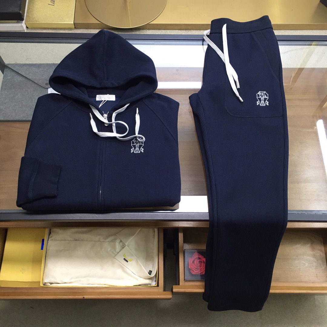 NO:653869,New suit [BC] 2025 autumn and winter new casual suit!  The counters are synchronized. The details are exquisite and high-end, and the brand logo is laminated with a high-end feel. Custom-woven fabrics are more youthful and energetic. Customized high-end fabrics, the upper body is crisp and stylish, comfortable and not tight. The customized metal logo zippers are very classy, ​​and the clean and neat tailoring is full of urban style. You will feel good when you wear it. It is the first choice for high-end fashion people, and the upper body effect is super good-looking!  Size M-3XL,,alexander wang19860909新品套装【BC】 2025秋冬新款休闲套装！专柜同步.细节精致高级,品牌logo压胶高级感满满.定织面料更显年轻活力,定制高端面料,上身挺括有型,舒适不紧绷.定制金属logo拉链非常有档次,干净利落的剪裁都市风十足,穿上心情就好,高端潮流时尚人士首选,上身效果超级好看！ 码数M-3XL,,alexander wang,Men's clothing