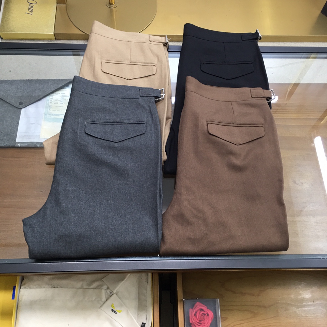 NO:611218,New products at the counter [LP] 25FW new autumn and winter imported herringbone fabric straight trousers, men's integrated belt three-dimensional wrinkled casual trousers!  Trading company channels are rare and available on the official website simultaneously!  LP's new casual trousers perfectly combine fashion and comfort with their high-quality fabrics, unique designs and classic styles!  It is not just an ordinary piece of clothing, but also a symbol of life attitude, allowing you to always maintain your confidence and calmness in the pursuit of fashion!   These casual trousers are made of custom-made Tencel blended herringbone fabric. When you gently touch the fabric with your fingers, you can really feel the smooth texture, just like touching a piece of delicate silk, without any roughness!  Moreover, the fabric is extremely skin-friendly and comfortable. It can lock in a certain temperature and provide warm care to the body, allowing the wearer to feel the ultimate comfort experience in different seasons!  The integrated belt design is not only to enhance the overall fashion sense, but also to provide a more fitting wearing effect!  The three-dimensional wrinkled design on the waistband adds a unique charm to these trousers. This design is like a paintbrush in the hands of an artist, outlining unique lines on the waistband, making the outfit more stylish!  When you put on these trousers, the three-dimensional wrinkles at the waistband will naturally show a sense of layering and three-dimensionality, as if they are carefully carved works of art!  It can subtly modify the waist line, making your waist look more straight and stylish. Whether paired with a simple shirt or a fashionable jacket, it can easily show your unique temperament and fashion taste!  Black/grey/khaki/coffee, four colors included!  Size 30-38 (no 35) Size 30 waist 78cm - hip 94cm - front 28cm - thigh 58cm - trouser length 105cm - trouser leg 37cm Size 31 waist 81cm - hip 97cm - front 29cm - thigh 59cm - trouser length 106cm - trouser leg 38cm  Size 32 waist 84cm - hip 100cm - front 30cm - thigh 60cm - trouser length 107cm - trouser leg 39cm Size 33 waist 87cm - hip 103cm - front 31cm - thigh 62cm - trouser length 108cm - trouser leg 40cm  Size 34 waist 90cm - hip 106cm - front 31cm - thigh 64cm - trouser length 108cm - trouser leg 40cm Size 36 waist 94cm - hip 110cm - front 32cm - thigh 66cm - trouser length 109cm - trouser leg 41cm  Size 38, waist circumference 98cm - hip circumference 114cm - front part 32cm - thigh circumference 68cm - trouser length 109cm - trouser leg 41cm Recommended size (standard version) Height 174-140 catties, try on size 31 which is suitable!  Boys weighing less than 133 pounds choose size 30, 133-142 pounds choose size 31, 142-152 pounds choose size 32, 152-162 pounds choose size 33, 162-172 pounds choose size 34, 172-182 pounds choose size 36, 182-192 pounds choose size 38!  ,,loro piana,jackets & coats,shirts,alexander wang19860909专柜新品【LP】 25FW秋冬新款进口人字纹面料直筒西裤,男士一体式腰带立体压皱休闲西裤！贸易公司渠道稀出,同步官网发售！LP新款休闲西裤以其优质的面料、独特的设计和经典的版型,将时尚与舒适完美地融合在一起！它不仅仅是一件普通的服饰,更是一种生活态度的象征,让你在追求时尚的道路上,始终保持那份自信和从容！  这款休闲西裤采用客供定制天丝混纺人字纹面料,当手指轻轻触摸面料时,能真切感受到它织纹的平顺,就像触摸到了一片细腻的丝绸,没有丝毫的粗糙感！而且面料极其亲肤舒适,它能锁住一定的温度,给予身体温暖的呵护,让穿着者在不同的季节里都能感受到极致的舒适体验！一体式腰带设计,不仅仅是为了提升整体的时尚感,更是能够提供更加合贴的穿着效果！裤腰部分立体压皱设计为这款西裤增添了一份别样的魅力,这种设计就像是艺术家手中的画笔,在裤腰上勾勒出了独特的线条,令着身更加有型！当你穿上这条西裤,裤腰处的立体压皱会自然地展现出一种层次感和立体感,仿佛是经过精心雕琢的艺术品！它能够巧妙地修饰腰部线条,让你的腰部看起来更加挺拔和有型,无论是搭配简约的衬衫还是时尚的夹克,都能轻松展现出你的独特气质和时尚品味！黑色/灰色/卡其/咖色,四色入！尺码30-38（无35） 30码腰围78cm-臀围94cm-前档28cm-大腿围58cm-裤长105cm-裤脚37cm 31码腰围81cm-臀围97cm-前档29cm-大腿围59cm-裤长106cm-裤脚38cm 32码腰围84cm-臀围100cm-前档30cm-大腿围60cm-裤长107cm-裤脚39cm 33码腰围87cm-臀围103cm-前档31cm-大腿围62cm-裤长108cm-裤脚40cm 34码腰围90cm-臀围106cm-前档31cm-大腿围64cm-裤长108cm-裤脚40cm 36码腰围94cm-臀围110cm-前档32cm-大腿围66cm-裤长109cm-裤脚41cm 38码腰围98cm-臀围114cm-前档32cm-大腿围68cm-裤长109cm-裤脚41cm 尺码推荐（标准版型） 身高174-140斤,试穿31码合适！ 男生体重133斤以内选择30码,133-142斤选择31码,142-152斤选择32码,152-162斤选择33码,162-172斤选择34码,172-182斤选择36码,182-192斤选择38码！,,loro piana,jackets & coats,shirts,alexander wang,Men's clothing