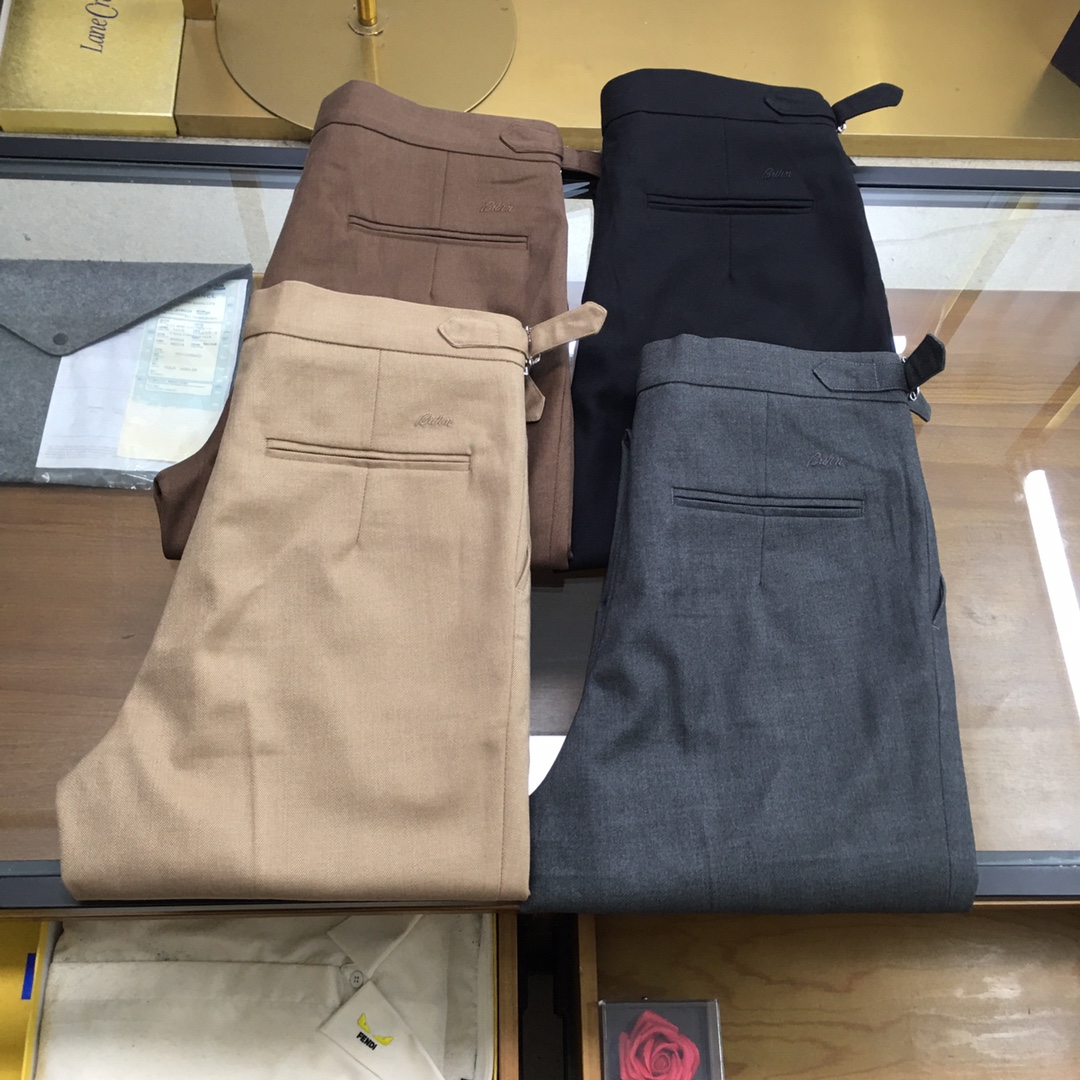 NO:611222,New products at the counter [Brio..] [New products] Hong Kong Matheson channel products, pure blood quality, original Italian factory, 2025 autumn and winter new styles, classic ace series!  High-end luxury items! 年度TOP裤王！  !  Bri/Brio family men's high-end business classic 'Naples' casual pants/suit pants!  A high-end, luxurious and platinum-level classic basic trousers. The overall design perfectly integrates Italian aesthetics, and inherits the genes of the Bri family. It follows the minimalist route, which is both solemn and harmonious. The designer has weakened the strong sense of fashion to a certain extent. It is derived from the improved design of formal trousers. It has a unique charm and is in line with modern urban aesthetics!  The top luxury worsted cotton fabric supplied from Italy is made from the top quality Egyptian cotton. It is treated with technological three-proof technology. The fabric has first-class properties. It has excellent waterproof, oil-proof and anti-fouling properties, and has excellent wrinkle resistance. It also has a certain degree of aging and wear resistance. It is extremely stiff, has a very fine texture, full gloss, and a sense of luxury. It has a slight elastic effect, providing excellent comfort!  The details are excellent, the zipper closure form of the hidden placket is very user-friendly, the exclusive custom zipper blessing, and the hemming and routing are also quite exquisite. The involvement of hand-sewing reflects the ingenious details, and the inside of the girdle is also well processed. The multiple waist adjustment design, very careful detail processing, and the ribbon element embellishment is a perfect family inheritance, quite elegant and fashionable!  The whole body is designed according to the minimalist tone, with no additional craft embellishments. It is clean, refreshing and neat, providing a larger space for matching. The color is light and versatile, and the typical Italian tailoring is perfect for business commuting and leisure. The upper body is full of luxury, full of high-end, capable, simple and elegant. It is the best trousers that can be found but not sought after!  Color Black Khaki Brown Gray Size 30 31 32 33 34 36 38 Size 30 waist 80cm - front 28cm - leg 30cm - trouser length 104cm Size 31 waist 82.5cm - front 29cm - leg 31cm - trouser length 104cm  Size 32 waist 85cm - front 30cm - leg 32cm - trouser length 106cm 33 waist 87.5cm - front 31cm - leg 33cm - trouser length 106cm Size 34 waist 90cm - front 32cm - leg 34cm - trouser length 106cm Size 36 waist 95cm - front 34cm - leg 36cm - trouser length 108cm  Size 38 waist 100cm - front 35cm - leg 37cm - pants length 108cm,,alexander wang19860909专柜新品【布里奥..】【新品】香港洋行渠道货,纯正血统品质,意大利原厂出品,2025秋冬新款,经典王牌系列！高级奢侈单品！年度TOP裤王！！Bri/布里奥家族男士高端商务经典“那不勒斯”休闲裤/西裤！高端奢华且白金级的一款经典基础款裤装,通体的设计完美融合意式美学,且传承了Bri家族的基因,走极简主义的路线,亦庄亦谐,设计师在一定程度上弱化了强烈的时装感,源自正装西裤的造型改良设计,颇具特色韵味,符合现代都市审美！客供意大利顶级奢华精纺棉质面料,甄选埃及顶级上乘棉制作,科技性三防工艺处理,面料属性一流,具备绝佳的防水防油防污特质,且抗皱性极好,同时兼具一定的耐老化和耐磨性,挺括性极强,肌理非常细腻,光泽度饱满,透着奢华感,略带弹力效果,提供了极优的舒适性！细节非常出色,暗门襟拉链闭合形式,非常人性化,专属定制拉链加持,包边走线亦颇为精湛考究,手工缝制的参与体现了匠心细节,腰封内里处理的亦相当到位,多重腰部调节设计,非常小心机的细节处理,织带元素点缀属于完美式家族式传承,颇为优雅且时髦！通体遵循极简主义基调设计,无更多工艺点缀附加,干净清爽且利落,提供了更大的穿搭兼容空间,配色轻熟百搭,典型的意式剪裁,商务通勤与休闲完美驾驭,上身满满奢贵感,高级感十足,干练简约且大气,属于可遇而不可求的极品裤装！ 颜色黑色 卡其色 咖色 灰色 尺码30 31 32 33 34 36 38 30码腰围80cm-前档28cm-腿围30cm-裤长104cm 31码腰围82.5cm-前档29cm-腿围31cm-裤长104cm 32码腰围85cm-前档30cm-腿围32cm-裤长106cm 33码腰围87.5cm-前档31cm-腿围33cm-裤长106cm 34码腰围90cm-前档32cm-腿围34cm-裤长106cm 36码腰围95cm-前档34cm-腿围36cm-裤长108cm 38码腰围100cm-前档35cm-腿围37cm-裤长108cm,,alexander wang,Men's clothing