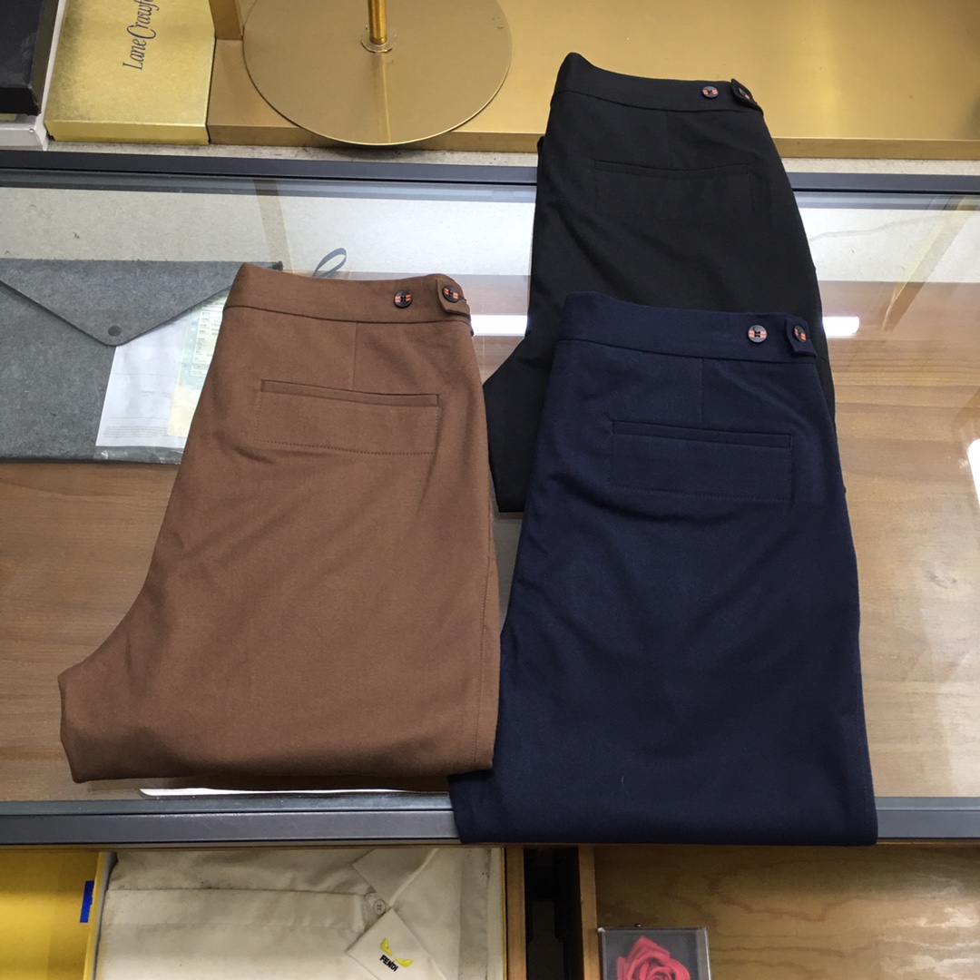 NO:611226,New products at the counter [Zegn] [New products] Hong Kong Matheson channel products, 2025 autumn and winter new EZ men's fashion style top high-performance wool blended business casual trousers, classic 'Naples' trousers!  !  A high-end luxury and platinum-level trousers, the whole body design perfectly integrates Italian aesthetics, and inherits the genes of the Jie family. It takes the minimalist route, is both solemn and harmonious, and conforms to the modern urban aesthetic. The overall style has a strong Naples label. The high-waist treatment and yuppie tailoring give it an elegant charm and gentlemanly feel. The retro accent is particularly strong!  The designer cleverly mixes and matches fashion elements with urban leisure. It has a retro tone, which to a certain extent weakens the strong sense of fashion. The multi-pleat design of the trousers is derived from the improved design of formal trousers. It has a distinctive charm, is both solemn and harmonious, and is in line with modern urban aesthetics!  The fabrics and craftsmanship are top-notch. We provide customers with high-grade merino wool materials. The fabric properties are first-class, the high-weight texture, and the fusion of Tencel materials make the texture and comfort of the fabric reach the peak. It has a delicate touch, excellent breathability, excellent ductility and wrinkle resistance, and is natural and smooth. It is a luxurious and high-performance fabric!  The details are excellent, multiple waist adjustment design, very careful detail processing, Seiko exclusive custom zipper blessing, buttons made of polished natural horn, and engraved with the brand logo, the hemming and routing are also quite exquisite, the involvement of hand sewing reflects the ingenuity of the details, and the inside of the girdle is also very well done!  The restrained and light color matching can stand the test of time and easily highlight the temperament. It is suitable for business commuting and leisure. The typical Italian tailoring makes the upper body full of luxury and elegance. The upper body can instantly interpret the ultra-stylish urban elites and celebrities!  Color Black Brown Royal Blue Size 30 31 32 33 34 36 38 Size data Size 30 waist 78-82cm - front 30cm - leg 31cm - trouser length 105cm Size 31 waist 82-86cm - front 31cm - leg 32cm - trouser length 106cm  Size 32 waist 86-90cm - front 32cm - leg 33cm - trouser length 107cm Size 33 waist 90-94cm - front 33cm - leg 34cm - trouser length 108cm Size 34 waist 94-98cm - front 34cm - leg 35cm - trouser length 109cm  Size 36 waist 98-102cm - front 35cm - leg 36cm - trouser length 110cm Size 38 waist 102-106cm - front 36cm - leg 37cm - trouser length 111cm,,alexander wang19860909专柜新品【Zegn】【新品】香港洋行渠道货,2025秋冬新款EZ男士时装款顶级高性能羊毛混纺商务休闲西裤,经典“那不勒斯”西裤单品！！高端奢华且白金级的一款裤装,通体的设计完美融合意式美学,且传承了杰家族的基因,走极简主义的路线,亦庄亦谐,符合现代都市审美,整体风格有着强烈的那不勒斯标签,高腰的处理及雅痞剪裁赋予了优雅魅力和绅士感,复古的腔调特别足！设计师将时装元素与都市休闲巧妙混搭结合,有着小复古的腔调,在一定程度上弱化了强烈的时装感,裤身多褶设计,源自正装西裤的造型改良设计,颇具特色韵味,亦庄亦谐,符合现代都市审美！面料和工艺制作水平方面都堪称一流,客供高级甄选美利奴羊毛物料,面料属性一流,高克重质地,天丝材质的融合,让面料的质感与舒适感达到登峰造极,触感细腻,透气性亦优越,延展性与抗皱性极好,挺刮自然,奢华高性能的面料！细节非常出色,多重腰部调节设计,非常小心机的细节处理,精工专属定制拉链加持,纽扣采用天然牛角打磨制成,并镌刻有品牌标识,包边走线亦颇为精湛考究,手工缝制的参与体现了匠心细节,腰封内里处理的亦相当到位！内敛轻熟配色,经得起时间考验,极易凸显气质的色调,商务通勤与休闲兼备,典型的意式剪裁,上身满满奢贵感,雅痞感十足,上身瞬间可以诠释出超具型格的都市精英和明星即视感！ 颜色黑色 咖啡色 宝蓝色 尺码30 31 32 33 34 36 38 尺码数据 30码腰围78-82cm-前档30cm-腿围31cm-裤长105cm 31码腰围82-86cm-前档31cm-腿围32cm-裤长106cm 32码腰围86-90cm-前档32cm-腿围33cm-裤长107cm 33码腰围90-94cm-前档33cm-腿围34cm-裤长108cm 34码腰围94-98cm-前档34cm-腿围35cm-裤长109cm 36码腰围98-102cm-前档35cm-腿围36cm-裤长110cm 38码腰围102-106cm-前档36cm-腿围37cm-裤长111cm,,alexander wang,Men's clothing