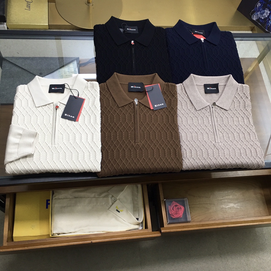 NO:611255,New product [Kiton] 25FW autumn and winter new imported sheep wool Tencel blended lapel sweater, men's three-dimensional rhombus simple style pullover sweater!  Trading company channels are rare and available on the official website simultaneously!  In the vast world of fashion, there are always some items that stand out with their unique design and excellent quality and become the focus of everyone's attention!  And this knitted sweater is such a fashion treasure that is loved by thousands of people!  Starting from the choice of fabric, this sweater shows the ultimate pursuit of quality!  It is carefully woven with custom-made sheep wool and Tencel fiber blended yarns. Sheep wool is a warm treasure given by nature. Its fibers are delicate and soft, as if they are like clouds and gently adhere to the skin, giving the body the most gentle care!  The addition of Tencel fiber adds unique charm to this sweater!  Tencel fiber has excellent elastic properties, which gives knitted sweaters good stretchability!  The appearance design is even more original. The whole body adopts a three-dimensional diagonal strip texture design. These diagonal strip textures are like smart musical notes, jumping on the surface of the sweater, adding a unique sense of dynamics and layering to the whole!  The contrasting trims on the collar, cuffs and hem are undoubtedly the finishing touch of this sweater!  The designer cleverly uses contrasting colors and cleverly blends lines of different colors together. The contrasting trim on the neckline is like a delicate ribbon, wrapping around the neck, adding elegance and playfulness to your face!  The contrasting trim on the cuffs sways gently with the swing of the arms, as if telling a fashion story!  The contrasting color trim on the hem adds stability and grandeur to the overall look!  This contrasting color design breaks the monotony and dullness of traditional sweaters, making the whole sweater instantly fashionable and stylish!  The fitted design is neither too loose and bloated, nor too tight to restrict the body. It can perfectly outline your body curves and show off your upright posture!  Black/beige/royal blue/light card/coffee, 5 colors included!  Size 48-56 Size 48 has shoulder width 40cm-bust 98cm-shirt length 63cm-sleeve length 59cm Size 50 has shoulder width 41cm-chest 102cm-shirt length 64cm-sleeve length 60cm Size 52 has shoulder width 42cm-chest 106cm-shirt length 66cm-sleeve length 61cm  Size 54 has shoulder width 44cm - chest 110cm - dress length 68cm - sleeve length 62cm. Size 56 has shoulder width 46cm - chest 114cm - dress length 70cm - sleeve length 63cm. Size recommendation (standard version). Height 174-140 catties, try on size 50!  Boys weighing less than 128 pounds should choose size 48, 128-140 pounds should choose size 50, 140-153 pounds should choose size 52, 153-166 pounds should choose size 54, and 166-180 pounds should choose size 56!  ,,sweaters,alexander wang19860909新品【Kiton】 25FW秋冬新款进口绵羊毛天丝混纺翻领毛衣,男士立体菱格纹简约风套头毛衣针织衫！贸易公司渠道稀出,同步官网发售！在时尚的广袤天地中,总有一些单品能够凭借独特的设计与卓越的品质脱颖而出,成为众人瞩目的焦点！而这款针织衫,便是这样一件集万千宠爱于一身的时尚瑰宝！ 从面料的选择开始,这款针织衫就展现出了对品质的极致追求！采用了客供定制的绵羊毛天丝纤维混纺纱线精心织造而成,绵羊毛,那可是大自然赐予的温暖宝藏,其纤维细腻而柔软,仿佛是云朵般轻柔地贴合在肌肤上,给予身体最温柔的呵护！而天丝纤维的加入,更是为这款针织衫增添了独特的魅力！天丝纤维具有出色的弹力性能,它赋予了针织衫良好的伸缩性！外观设计更是独具匠心,通体采用了立体斜条纹理的设计,这些斜条纹理如同灵动的音符,在针织衫的表面跳跃着,为整体增添了一份独特的动感与层次感！ 而领口、袖口及下摆处的撞色饰边,无疑是这款针织衫的点睛之笔！设计师巧妙地运用了对比鲜明的色彩,将不同颜色的线条巧妙地融合在一起,领口的撞色饰边,如同一条精致的丝带,环绕在颈部,为你的脸庞增添了一份优雅与俏皮！袖口的撞色饰边,随着手臂的摆动而轻轻摇曳,仿佛是在诉说着时尚的故事！下摆的撞色饰边,则为整体造型增添了一份稳重与大气！这种撞色的设计,打破了传统针织衫的单调与沉闷,让整件针织衫瞬间变得时髦有型起来！合体版型设计既不会过于宽松而显得臃肿,也不会过于紧身而束缚身体,能够完美地勾勒出你的身体曲线,展现出你的立挺身姿！黑色/米色/宝蓝色/浅卡/咖啡色,5色入！尺码48-56 48码肩宽40cm-胸围98cm-衣长63cm-袖长59cm  50码肩宽41cm-胸围102cm-衣长64cm-袖长60cm  52码肩宽42cm-胸围106cm-衣长66cm-袖长61cm  54码肩宽44cm-胸围110cm-衣长68cm-袖长62cm  56码肩宽46cm-胸围114cm-衣长70cm-袖长63cm 尺码推荐（标准版型） 身高174-140斤,试穿50码合适！ 男生体重128斤以内选择48码,128-140斤选择50码,140-153斤选择52码,153-166斤选择54码,166-180斤选择56码！,,sweaters,alexander wang,Men's clothing