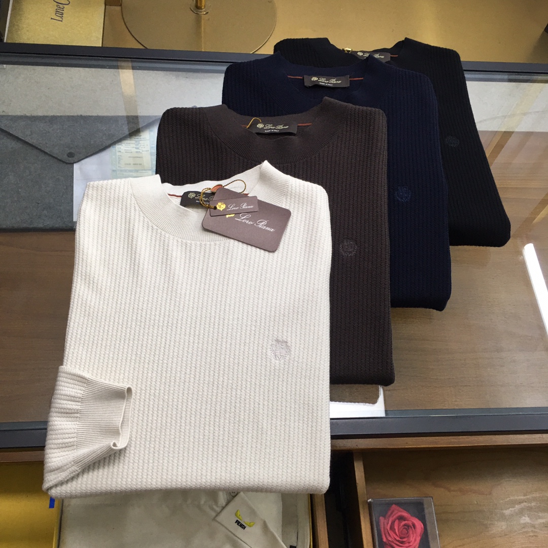 NO:611239,New product [LP] 25FW autumn and winter new imported sheep wool Tencel blended round neck sweater, men's three-dimensional vertical stripe simple style pullover sweater and sweater!  Trading company channels are rare and available on the official website simultaneously!  In the vast world of fashion, there are always some items that stand out with their unique design and excellent quality and become the focus of everyone's attention!  And this knitted sweater is such a fashion treasure that is loved by thousands of people!  Starting from the choice of fabric, this sweater shows the ultimate pursuit of quality!  It is carefully woven with custom-made sheep wool and Tencel fiber blended yarns. Sheep wool is a warm treasure given by nature. Its fibers are delicate and soft, as if they are like clouds and gently adhere to the skin, giving the body the most gentle care!  The addition of Tencel fiber adds unique charm to this sweater!  Tencel fiber has excellent elastic properties, which gives knitted sweaters good stretchability!  The appearance design is even more original. The whole body adopts a three-dimensional diagonal strip texture design. These diagonal strip textures are like smart musical notes, jumping on the surface of the sweater, adding a unique sense of dynamics and layering to the whole!  The contrasting trims on the collar, cuffs and hem are undoubtedly the finishing touch of this sweater!  The designer cleverly uses contrasting colors and cleverly blends lines of different colors together. The contrasting trim on the neckline is like a delicate ribbon, wrapping around the neck, adding elegance and playfulness to your face!  The contrasting trim on the cuffs sways gently with the swing of the arms, as if telling a fashion story!  The contrasting color trim on the hem adds stability and grandeur to the overall look!  This contrasting color design breaks the monotony and dullness of traditional sweaters, making the whole sweater instantly fashionable and stylish!  The fitted design is neither too loose and bloated, nor too tight to restrict the body. It can perfectly outline your body curves and show off your upright posture!  Black/beige/royal blue/coffee, 4 colors included!  Size 48-56 Size 48 has shoulder width 40cm-bust 98cm-shirt length 63cm-sleeve length 59cm Size 50 has shoulder width 41cm-chest 102cm-shirt length 64cm-sleeve length 60cm Size 52 has shoulder width 42cm-chest 106cm-shirt length 66cm-sleeve length 61cm  Size 54 has shoulder width 44cm - chest 110cm - dress length 68cm - sleeve length 62cm. Size 56 has shoulder width 46cm - chest 114cm - dress length 70cm - sleeve length 63cm. Size recommendation (standard version). Height 174-140 catties, try on size 50!  Boys weighing less than 128 pounds should choose size 48, 128-140 pounds should choose size 50, 140-153 pounds should choose size 52, 153-166 pounds should choose size 54, and 166-180 pounds should choose size 56!  ,,loro piana,sweaters,alexander wang19860909新品【LP】 25FW秋冬新款进口绵羊毛天丝混纺圆领毛衣,男士立体竖条纹简约风套头毛衣针织衫！贸易公司渠道稀出,同步官网发售！在时尚的广袤天地中,总有一些单品能够凭借独特的设计与卓越的品质脱颖而出,成为众人瞩目的焦点！而这款针织衫,便是这样一件集万千宠爱于一身的时尚瑰宝！ 从面料的选择开始,这款针织衫就展现出了对品质的极致追求！采用了客供定制的绵羊毛天丝纤维混纺纱线精心织造而成,绵羊毛,那可是大自然赐予的温暖宝藏,其纤维细腻而柔软,仿佛是云朵般轻柔地贴合在肌肤上,给予身体最温柔的呵护！而天丝纤维的加入,更是为这款针织衫增添了独特的魅力！天丝纤维具有出色的弹力性能,它赋予了针织衫良好的伸缩性！外观设计更是独具匠心,通体采用了立体斜条纹理的设计,这些斜条纹理如同灵动的音符,在针织衫的表面跳跃着,为整体增添了一份独特的动感与层次感！ 而领口、袖口及下摆处的撞色饰边,无疑是这款针织衫的点睛之笔！设计师巧妙地运用了对比鲜明的色彩,将不同颜色的线条巧妙地融合在一起,领口的撞色饰边,如同一条精致的丝带,环绕在颈部,为你的脸庞增添了一份优雅与俏皮！袖口的撞色饰边,随着手臂的摆动而轻轻摇曳,仿佛是在诉说着时尚的故事！下摆的撞色饰边,则为整体造型增添了一份稳重与大气！这种撞色的设计,打破了传统针织衫的单调与沉闷,让整件针织衫瞬间变得时髦有型起来！合体版型设计既不会过于宽松而显得臃肿,也不会过于紧身而束缚身体,能够完美地勾勒出你的身体曲线,展现出你的立挺身姿！黑色/米色/宝蓝色/咖啡色,4色入！尺码48-56 48码肩宽40cm-胸围98cm-衣长63cm-袖长59cm  50码肩宽41cm-胸围102cm-衣长64cm-袖长60cm  52码肩宽42cm-胸围106cm-衣长66cm-袖长61cm  54码肩宽44cm-胸围110cm-衣长68cm-袖长62cm  56码肩宽46cm-胸围114cm-衣长70cm-袖长63cm 尺码推荐（标准版型） 身高174-140斤,试穿50码合适！ 男生体重128斤以内选择48码,128-140斤选择50码,140-153斤选择52码,153-166斤选择54码,166-180斤选择56码！,,loro piana,sweaters,alexander wang,Men's clothing