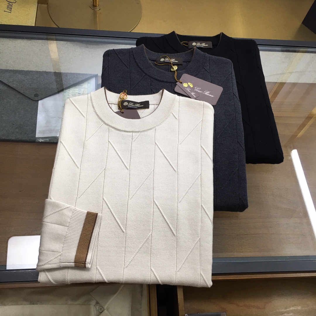 NO:611251,New product [LP] 25FW autumn and winter new imported sheep wool Tencel blended round neck sweater, men's three-dimensional diagonal stripe contrast trim pullover sweater and sweater!  Trading company channels are rare and available on the official website simultaneously!  In the vast world of fashion, there are always some items that stand out with their unique design and excellent quality and become the focus of everyone's attention!  And this knitted sweater is such a fashion treasure that is loved by thousands of people!  Starting from the choice of fabric, this sweater shows the ultimate pursuit of quality!  It is carefully woven with custom-made sheep wool and Tencel fiber blended yarns. Sheep wool is a warm treasure given by nature. Its fibers are delicate and soft, as if they are like clouds and gently adhere to the skin, giving the body the most gentle care!  The addition of Tencel fiber adds unique charm to this sweater!  Tencel fiber has excellent elastic properties, which gives knitted sweaters good stretchability!  The appearance design is even more original. The whole body adopts a three-dimensional diagonal strip texture design. These diagonal strip textures are like smart musical notes, jumping on the surface of the sweater, adding a unique sense of dynamics and layering to the whole!  The contrasting trims on the collar, cuffs and hem are undoubtedly the finishing touch of this sweater!  The designer cleverly uses contrasting colors and cleverly blends lines of different colors together. The contrasting trim on the neckline is like a delicate ribbon, wrapping around the neck, adding elegance and playfulness to your face!  The contrasting trim on the cuffs sways gently with the swing of the arms, as if telling a fashion story!  The contrasting color trim on the hem adds stability and grandeur to the overall look!  This contrasting color design breaks the monotony and dullness of traditional sweaters, making the whole sweater instantly fashionable and stylish!  The fitted design is neither too loose and bloated, nor too tight to restrict the body. It can perfectly outline your body curves and show off your upright posture!  Black/beige/grey, three colors included!  Size 48-56 Size 48 has shoulder width 40cm-bust 98cm-shirt length 63cm-sleeve length 59cm Size 50 has shoulder width 41cm-chest 102cm-shirt length 64cm-sleeve length 60cm Size 52 has shoulder width 42cm-chest 106cm-shirt length 66cm-sleeve length 61cm  Size 54 has shoulder width 44cm - chest 110cm - dress length 68cm - sleeve length 62cm. Size 56 has shoulder width 46cm - chest 114cm - dress length 70cm - sleeve length 63cm. Size recommendation (standard version). Height 174-140 catties, try on size 50!  Boys weighing less than 128 pounds should choose size 48, 128-140 pounds should choose size 50, 140-153 pounds should choose size 52, 153-166 pounds should choose size 54, and 166-180 pounds should choose size 56!  ,,loro piana,sweaters,alexander wang19860909新品【LP】 25FW秋冬新款进口绵羊毛天丝混纺圆领毛衣,男士立体斜条纹撞色饰边套头毛衣针织衫！贸易公司渠道稀出,同步官网发售！在时尚的广袤天地中,总有一些单品能够凭借独特的设计与卓越的品质脱颖而出,成为众人瞩目的焦点！而这款针织衫,便是这样一件集万千宠爱于一身的时尚瑰宝！ 从面料的选择开始,这款针织衫就展现出了对品质的极致追求！采用了客供定制的绵羊毛天丝纤维混纺纱线精心织造而成,绵羊毛,那可是大自然赐予的温暖宝藏,其纤维细腻而柔软,仿佛是云朵般轻柔地贴合在肌肤上,给予身体最温柔的呵护！而天丝纤维的加入,更是为这款针织衫增添了独特的魅力！天丝纤维具有出色的弹力性能,它赋予了针织衫良好的伸缩性！外观设计更是独具匠心,通体采用了立体斜条纹理的设计,这些斜条纹理如同灵动的音符,在针织衫的表面跳跃着,为整体增添了一份独特的动感与层次感！ 而领口、袖口及下摆处的撞色饰边,无疑是这款针织衫的点睛之笔！设计师巧妙地运用了对比鲜明的色彩,将不同颜色的线条巧妙地融合在一起,领口的撞色饰边,如同一条精致的丝带,环绕在颈部,为你的脸庞增添了一份优雅与俏皮！袖口的撞色饰边,随着手臂的摆动而轻轻摇曳,仿佛是在诉说着时尚的故事！下摆的撞色饰边,则为整体造型增添了一份稳重与大气！这种撞色的设计,打破了传统针织衫的单调与沉闷,让整件针织衫瞬间变得时髦有型起来！合体版型设计既不会过于宽松而显得臃肿,也不会过于紧身而束缚身体,能够完美地勾勒出你的身体曲线,展现出你的立挺身姿！黑色/米色/灰色,三色入！尺码48-56 48码肩宽40cm-胸围98cm-衣长63cm-袖长59cm  50码肩宽41cm-胸围102cm-衣长64cm-袖长60cm  52码肩宽42cm-胸围106cm-衣长66cm-袖长61cm  54码肩宽44cm-胸围110cm-衣长68cm-袖长62cm  56码肩宽46cm-胸围114cm-衣长70cm-袖长63cm 尺码推荐（标准版型） 身高174-140斤,试穿50码合适！ 男生体重128斤以内选择48码,128-140斤选择50码,140-153斤选择52码,153-166斤选择54码,166-180斤选择56码！,,loro piana,sweaters,alexander wang,Men's clothing