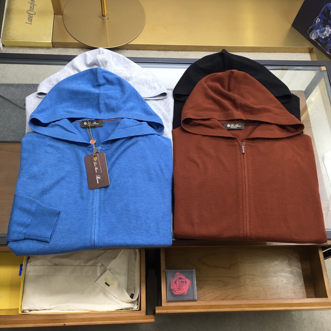 NO:611234,New counter product [LP] 25FW new autumn and winter mulberry silk wool blend solid color knitted hooded sweater jacket, men's one-button design basic casual jacket sweater sweater!  Trading company channels are rare and available on the official website simultaneously!  LP's 25th autumn and winter new product base shirts are presented. Whether it is the selection of fabrics and craftsmanship, or the design and details of the styles, they all demonstrate the brand's pursuit of quality and fashion!  This sweater is made of mulberry silk and wool blended yarn supplied by customers. It is composed of 5 mulberry silk + 5 wool + 8 acrylic super soft fiber polyester fibers. It is made through the ultra-fine weaving process of imported machines. The fabric feels light and silky, and feels extremely soft and skin-friendly against the body. It also takes into account the warmth!  The sweater is designed in solid colors throughout, giving it a simple and fashionable feel. The one-button lapel design adds some small highlights and uniqueness to the whole, improving the overall quality and fashion!  In terms of style design, this sweater adopts a basic and conventional lapel style design. This style not only meets the needs of men's daily commuting matching, but also shows the elegant and confident temperament of men!  Color 4 colors Size 48-56 Size reference Size 48: Shoulder width 43 Bust 100 Sleeve length 60 Clothing length 68 Size 50: Shoulder width 44 Bust 104 Sleeve length 61 Clothing length 69 Size 52: Shoulder width 45 Bust 108 Sleeve length 62 Clothing length 70 Size 54: Shoulder width 46 Bust 112 Sleeve length 63 Clothing length 71  Size 56: shoulder width 47, bust 116, sleeve length 64, dress length 72, loro piana, jackets & coats, sweaters, hats, alexander wang19860909专柜新品【LP】 25FW秋冬新款桑蚕丝羊毛混纺纯色针织连帽毛衣外套,男士一粒扣设计基础休闲外套毛衣针织衫！贸易公司渠道稀出,同步官网发售！LP家25年秋冬季新品打底衫奉献,无论是面料的选择和工艺,还是款式的设计和细节处理,都彰显出品牌对于品质和时尚的追求！ 该毛衣采用了客供桑蚕丝羊毛混纺纱线,成分5桑蚕丝+5羊毛+8晴纶超柔纤维聚酯纤维,经过进口机器的超精细织法工艺制成,面料的手感轻薄丝滑,贴身触感极致软糯亲肤,同时也兼顾到了保暖性！毛衣全身采用纯色设计,给人一种简约而时尚的感觉,一粒扣翻领设计,则为整体增添了一些小小的亮点和独特之处,提升了整体的品质和时尚度！在版型设计上,这款毛衣采用了基础常规的翻领版型设计,这样的版型不仅符合男士日常通勤搭配的需求,还能够展现出男性优雅而自信的气质！ 颜色4色 尺码48-56 尺寸参考 48码:肩宽43胸围100袖长60衣长68 50码:肩宽44胸围104袖长61衣长69 52码:肩宽45胸围108袖长62衣长70 54码:肩宽46胸围112袖长63衣长71 56码:肩宽47胸围116袖长64衣长72,,loro piana,jackets & coats,sweaters,hats,alexander wang,Men's clothing
