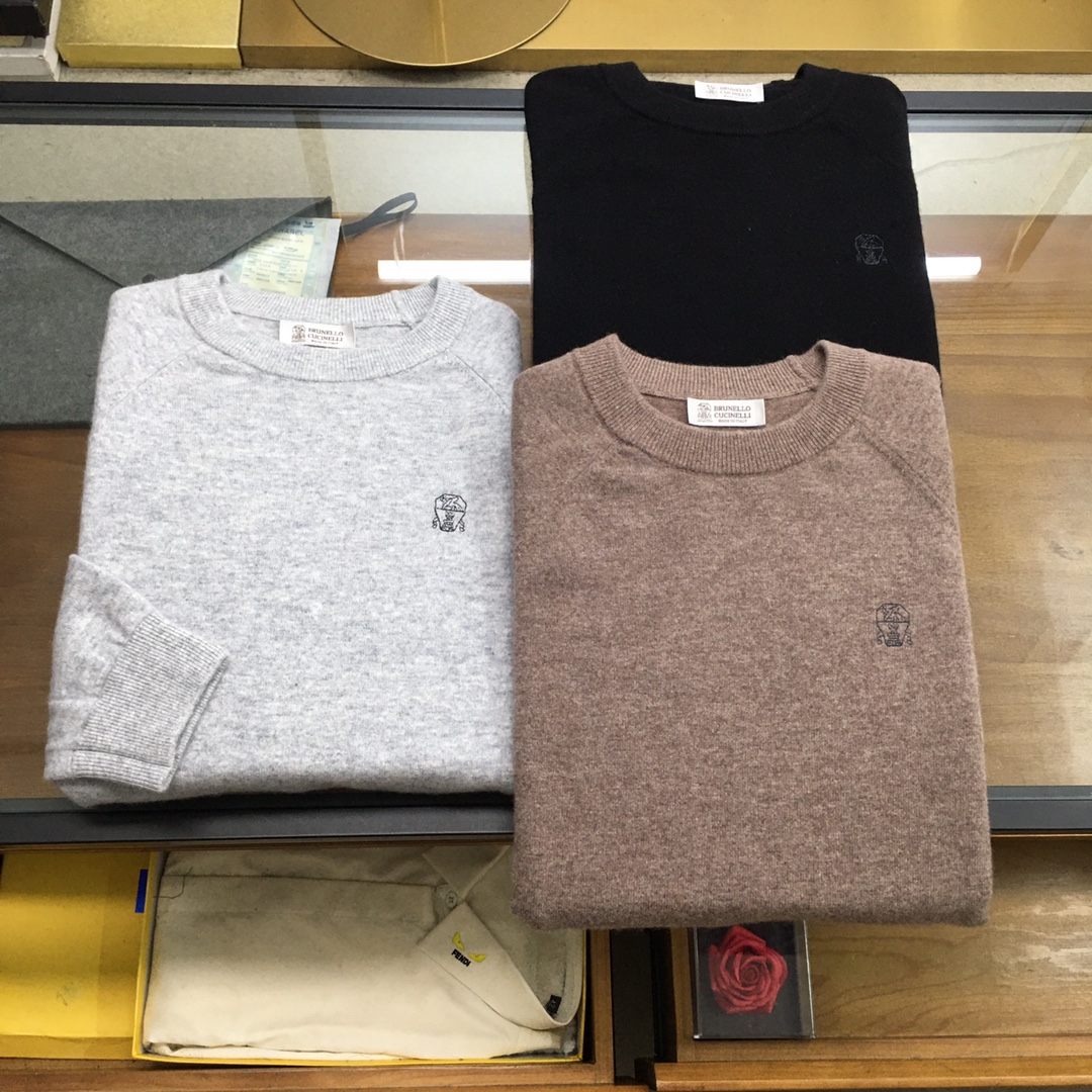 NO:611247,New product [BC] BC 25 autumn and winter new style!  -Men's round neck long-sleeved woolen base shirt, the latest men's base layer in autumn and winter, new varieties of high-quality merino yarn, four flat needle double-layer yarn can produce such high-end effects, channel goods from trading companies, winter star-level items, practical and easy to wear, universal basic and versatile styles, and the texture is the same  Top quality, 30 wool, 40 acrylic, 20 nylon, 10 elastin fiber, skin-friendly, comfortable and not scratchy. It is a high-end and fashionable base layer that is extremely comfortable whether worn alone or as an inner layer. It prevents pilling and deformation, and has an excellent texture suitable for close-fitting wear. The minimalist brand logo highlights the temperament and demonstrates the high-end and invincible fashion sense!  Slim-fitting but not tight, with high elasticity on all sides, it is definitely a very comfortable upper body experience. It is a must-have item for winter wear!  It is quite comfortable to wear under the down jacket. The stitching is neat and exquisite, and the details are exquisite. The upper body effect is very good. There is no age limit. It is the best product on the Internet!  Color black card color light gray size m-3xl,,down jacket,alexander wang19860909新品【BC】 BC 25秋冬季新款！-男士圆领长袖羊毛打底衫,秋冬最新款男士打底衫,新品种高品质进入美利诺纱线,四平针双层纱线才能出品如此高端的效果,贸易公司渠道货,冬季明星级别单品,好穿的实用派,万能基础百搭款式,质感更是一级棒,30羊毛40晴纶20锦纶10弹力蛋白纤维,亲肤舒适不扎人,无论单穿还是内搭都极为舒适的高级时尚的打底衫,防止起球变形,适合贴身穿的绝佳质地.极简品牌logo凸显气质,彰显高级无敌时髦感！修身不紧身,四面高弹,绝对是非常舒适的上身体验感,入冬内搭神物单品！穿在羽绒服里面相当的舒适体验,走线工整精致,细节精湛上身效果十分出色,无年龄层次限定,傲视全网的精品！ 颜色黑色 卡色 浅灰色 尺码m-3xl,,down jacket,alexander wang,Men's clothing