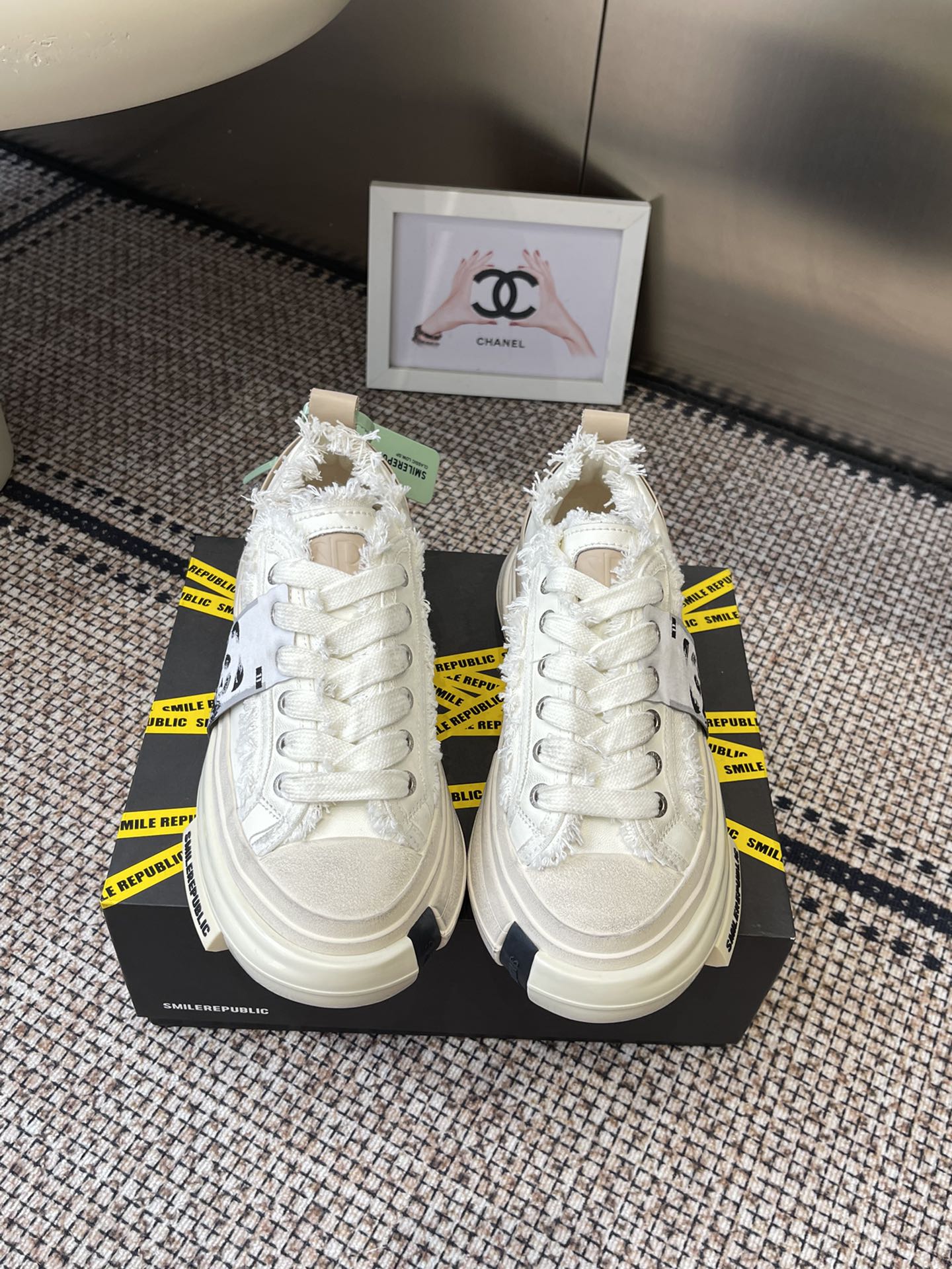 NO:615457,SMILEREPUBLIC SR Galaxy 70S low-top canvas shoes without lights, couple model, Zhang Jianing, Wang Yuexin, Luo Zhouzhou, Fan Shiqi, the same style for celebrities. There are so many trendy celebrities and Internet celebrities. They are so cool on their feet, both in appearance and comfort. I really can’t resist this pair of shoes. I would like to call them thick-soled shoes. They are very versatile. The shoes are really big.  It's like wearing a boat on your feet, which makes your legs look longer and thinner, making them look so delicate. Increases height by about 4cm, good news for short people. Size 35-44, casual shoes/sports shoes, sneakers19860909SMILEREPUBLIC SR 银河系70S 低帮帆布鞋 无灯款 情侣款 张佳宁 王栎鑫 罗一周 范世琦 明星同款 超多潮人明星网红上脚好酷炫的不论是颜值还是舒适度都yyds 真的抵抗不了 这双鞋子我愿称作厚底鞋天花板好百搭的一款鞋子 鞋子真的很大 像穿了一条船在脚上巨显腿长和腿细显得好秀气 增高约4cm矮个子福音 码数35-44,休闲鞋/运动鞋,sneakers,Women's Shoes