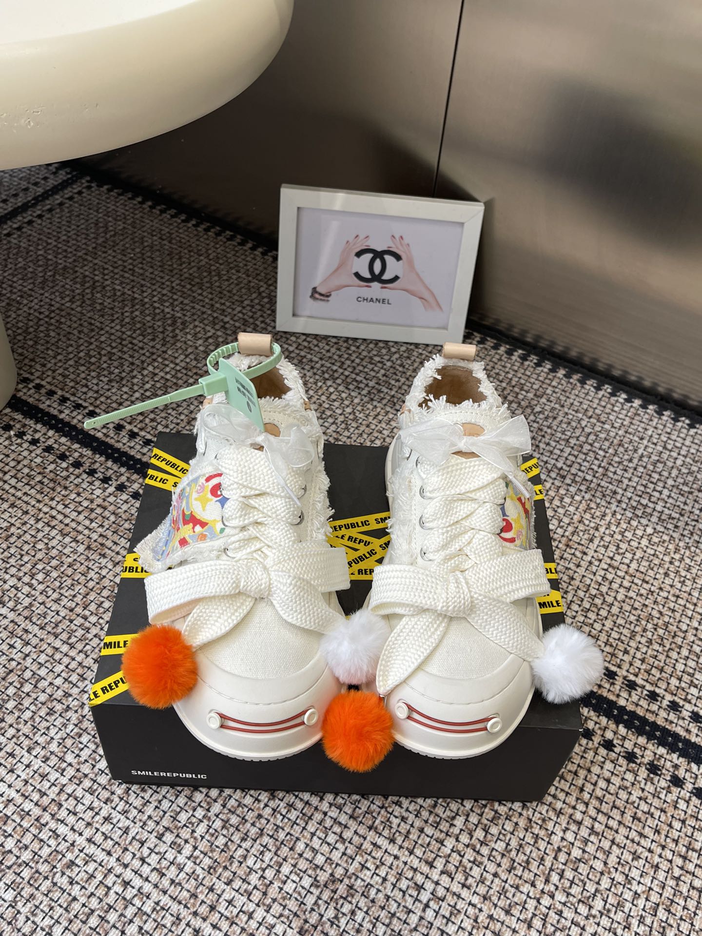 NO:615338,Couple style (customized with graffiti) SMILEREPUBLIC smiley canvas shoes, a very popular canvas shoe. Recently, celebrities and Internet celebrities have stepped on their feet. Too many variety show guests wear SR to steal the spotlight. The aesthetic concept is full of artistic matching in early spring, making this SMILEREPUBLIC canvas shoe an instant hot item in spring. It is also a favorite of celebrities. It is eye-catching. Max. What makes this pair of canvas shoes so popular?  The wool tassel design boldly expresses the avant-garde trend and the salty or sweet bow gives the whole pair of shoes unlimited matching styles. The rounded and widened toe design, combined with the smart shoe shape and stitching, perfectly achieves the effect of optimizing the ankle line. Size: 35-40 for women, 39-44 for men, casual shoes/sports shoes, sneakers19860909情侣款（涂鸦订做） SMILEREPUBLIC 开口笑 帆布鞋 一款热度非常高的帆布鞋 最近各路明星网红纷纷上脚 太多综艺节目嘉宾穿SR抢镜 美学理念初春充满艺术感的搭配 让这款 SMILEREPUBLIC帆布鞋瞬间成为春日爆款 也是明星们的心水好物 吸睛力 Max 是什么让这双帆布鞋火速出圈 羊毛流苏的设计大胆表达了先锋潮流加上可盐可甜的 蝴蝶结让整双鞋 拥有无限搭配风格的可能性 圆钝感加宽的鞋头设计 配合灵动的鞋型与缝线 完美地达到优化脚踝线条的效果 码数女35-40 男款39-44,休闲鞋/运动鞋,sneakers,Women's Shoes