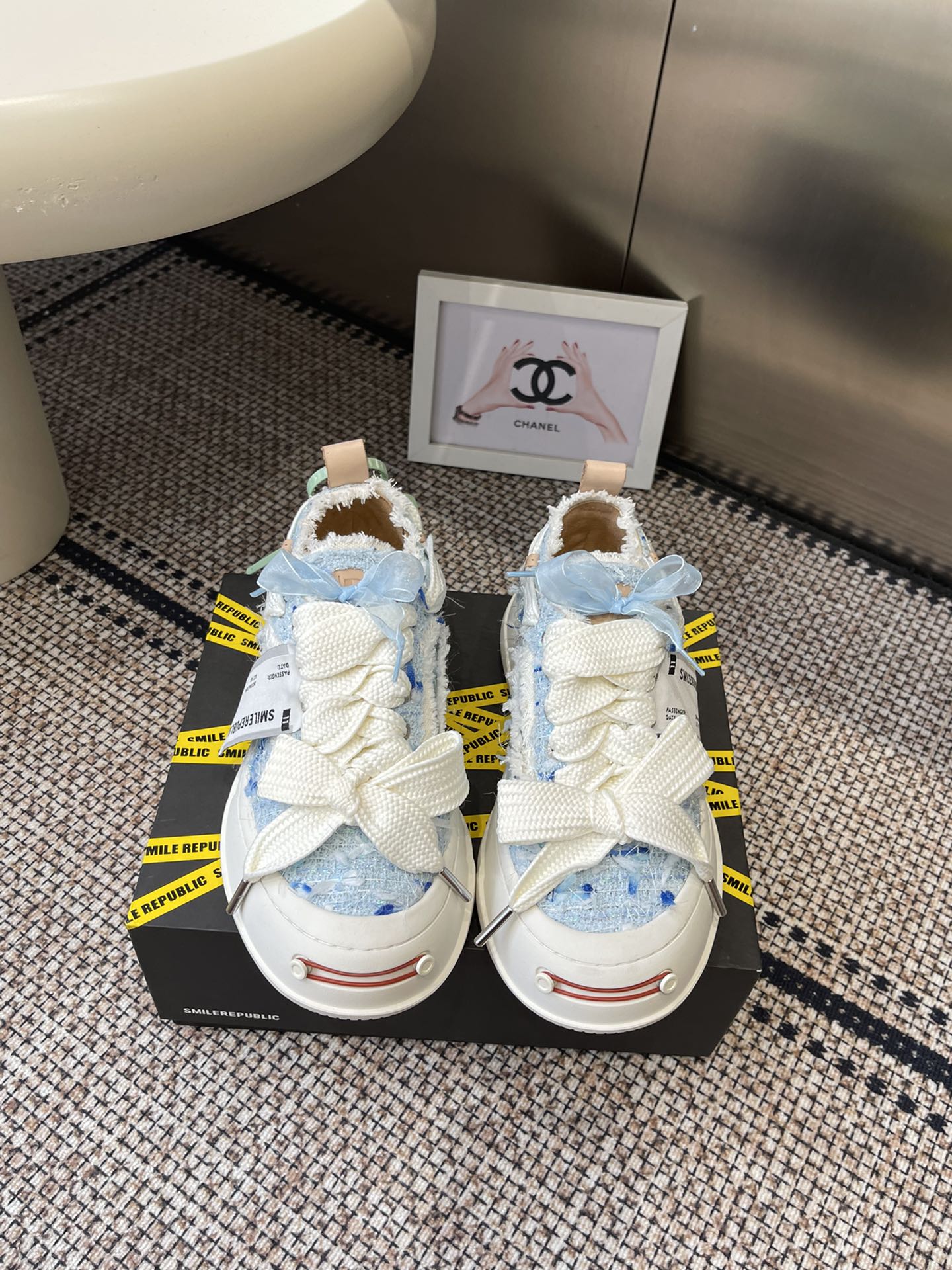 NO:615340,Couple style SMILEREPUBLIC Smile Canvas Shoes A very popular canvas shoe. Recently, celebrities and Internet celebrities have stepped on their feet. Too many variety show guests have worn SR to steal the spotlight. The aesthetic concept is full of artistic matching in early spring, making this SMILEREPUBLIC canvas shoe an instant hot item in spring. It is also a favorite of celebrities. It is eye-catching. What makes this pair of canvas shoes so popular in the industry?  The wool tassel design boldly expresses the avant-garde trend and the salty or sweet bow gives the whole pair of shoes unlimited matching styles. The rounded and widened toe design, combined with the smart shoe shape and stitching, perfectly achieves the effect of optimizing the ankle line. Size: 35-40 for women, 39-44 for men, casual shoes/sports shoes, sneakers19860909情侣款 SMILEREPUBLIC 开口笑 帆布鞋 一款热度非常高的帆布鞋 最近各路明星网红纷纷上脚 太多综艺节目嘉宾穿SR抢镜 美学理念初春充满艺术感的搭配 让这款 SMILEREPUBLIC帆布鞋瞬间成为春日爆款 也是明星们的心水好物 吸睛力 Max 是什么让这双帆布鞋火速出圈 羊毛流苏的设计大胆表达了先锋潮流加上可盐可甜的 蝴蝶结让整双鞋 拥有无限搭配风格的可能性 圆钝感加宽的鞋头设计 配合灵动的鞋型与缝线 完美地达到优化脚踝线条的效果 码数女35-40 男款39-44,休闲鞋/运动鞋,sneakers,Women's Shoes