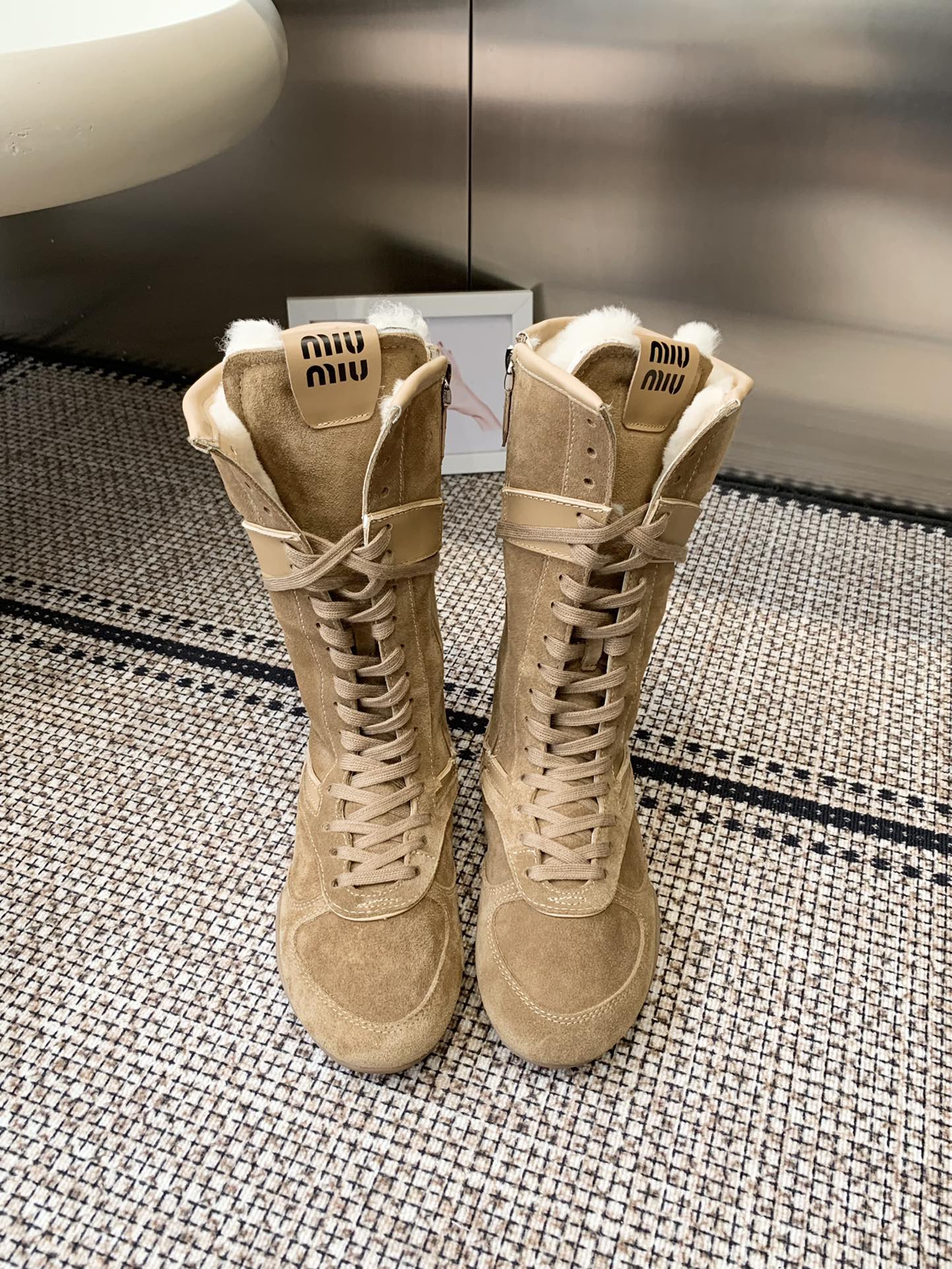 NO:615442,Miu Miu 25 autumn and winter new style wool boots, Martin boots, retro, classic, simple, handsome and versatile ~ the shape of the shoes is super good, easy to wear, light and not bulky, full wool lining, super good-looking and warm, a must-have for winter, imported cow suede lining, wool lining, original open molded outsole, size women's 35-40 (40 custom made, non-returnable), boots, miumiu, boots19860909Miu Miu 缪缪 25秋冬新款 羊毛靴 马丁靴 复古经典简约帅气百搭～鞋形超好 好穿到飞起 轻盈不笨重 全羊毛内里 超级好看又保暖 冬季必备款 面料进口牛反绒 内里羊毛内里 原版开模大底 码数女35-40（40定做不退换）,靴子,miumiu,boots,Women's Shoes