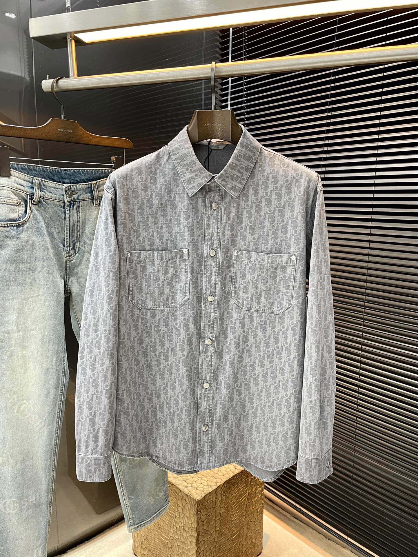 NO:596183,P Dio (Dior) 2025 new jacquard shirt, this shirt is decorated with Oblique printing, a new interpretation of Dior's classic pattern. It is carefully made of gray and light blue cotton denim, with patch pockets on the chest, and buttons decorated with the Dior logo. Unique and simple design, novel and chic, highly recommended!  Size 39 40 41 42,,dior,dior,shirts,alexander wang19860909P  Dio（迪奥）2025新款提花衬衫,这款衬衫通体饰以Oblique 印花,全新演绎Dior的经典图案.采用灰色和浅蓝色棉质牛仔布精心制作,胸前带有贴袋,纽扣饰以 Dior 标志.别出心裁的简约设计,款式新颖别致,强烈推荐！码数 39 40 41 42,,dior,dior,shirts,alexander wang,Men's clothing