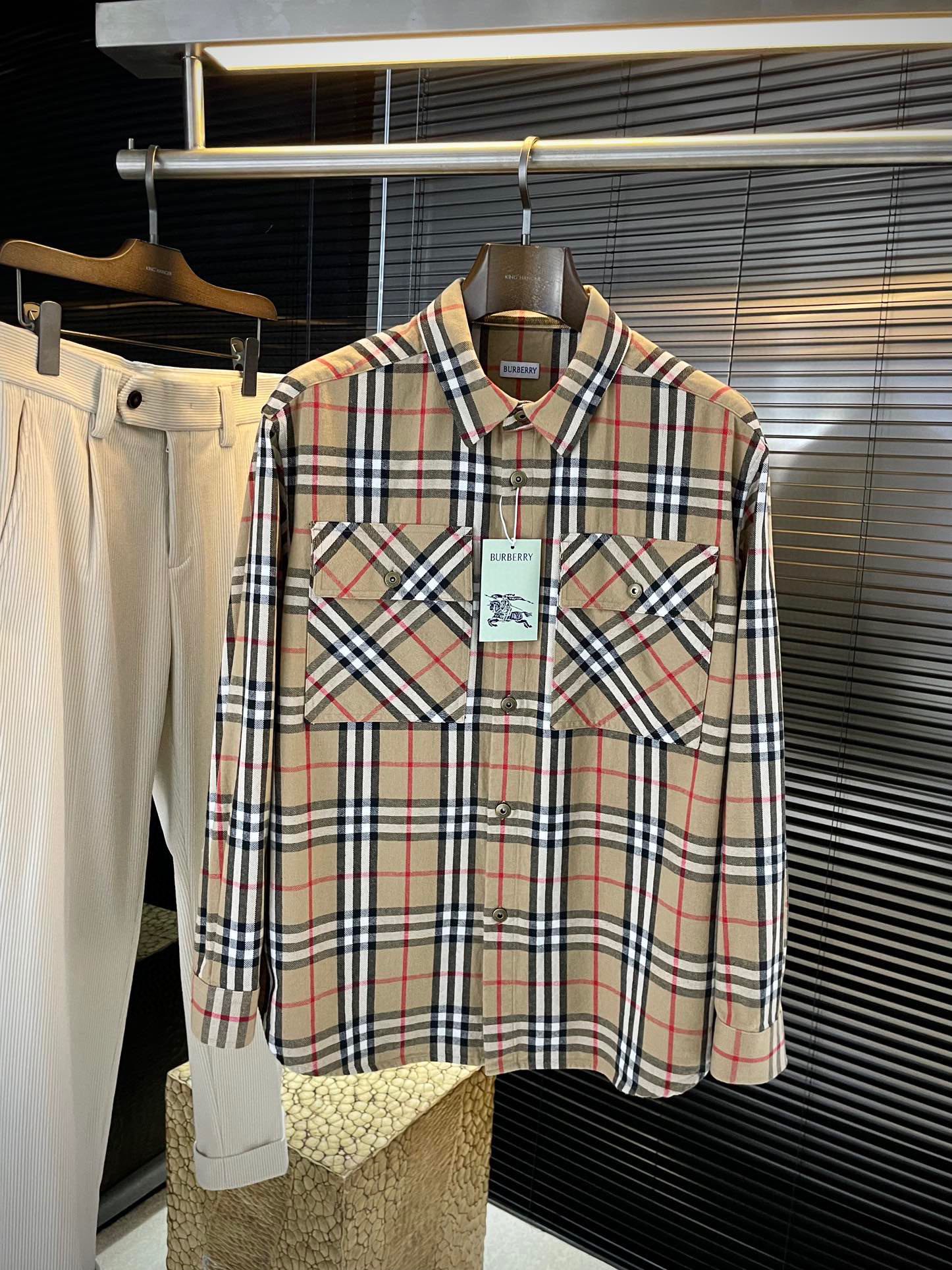 NO:596186,P Burb-(Baba) 2025 autumn and winter new product reinterprets the classic elements, and at the same time, the latest trend accessories are favored by fashion people. The simple style makes you more personalized, and the special fabric shows the elegant gentleman style. The special cotton shirt fabric presents you with a different haute couture shirt. It is soft and skin-friendly, has a smooth and delicate feel, is casual to wear, and the tailoring is a loose fit. It is absolutely crisp and handsome!  It is a casual style and is a good choice for daily wear or business occasions. It is high-quality and is perfect for business and casual wear!  Size M to XXXL,,burberry,burberry,shirts,alexander wang19860909P Burb-（巴宝）2025秋冬新品 重新诠释经典元素的同时,最新潮流配饰 时尚人士的青睐 简约的风格令您更具个性,特殊面料展现典雅绅士风范.特殊棉衬衫面料为你呈现不一样的高定衬衣 绵软亲肤,手感柔滑细腻,穿着休闲,剪裁属于宽松版型 绝对挺括帅气的版型！属于休闲款式 百搭日常或者商务场合都是很好的选择,高品质的,商务休闲完美帅气驾驭！尺码 M一XXXL,,burberry,burberry,shirts,alexander wang,Men's clothing