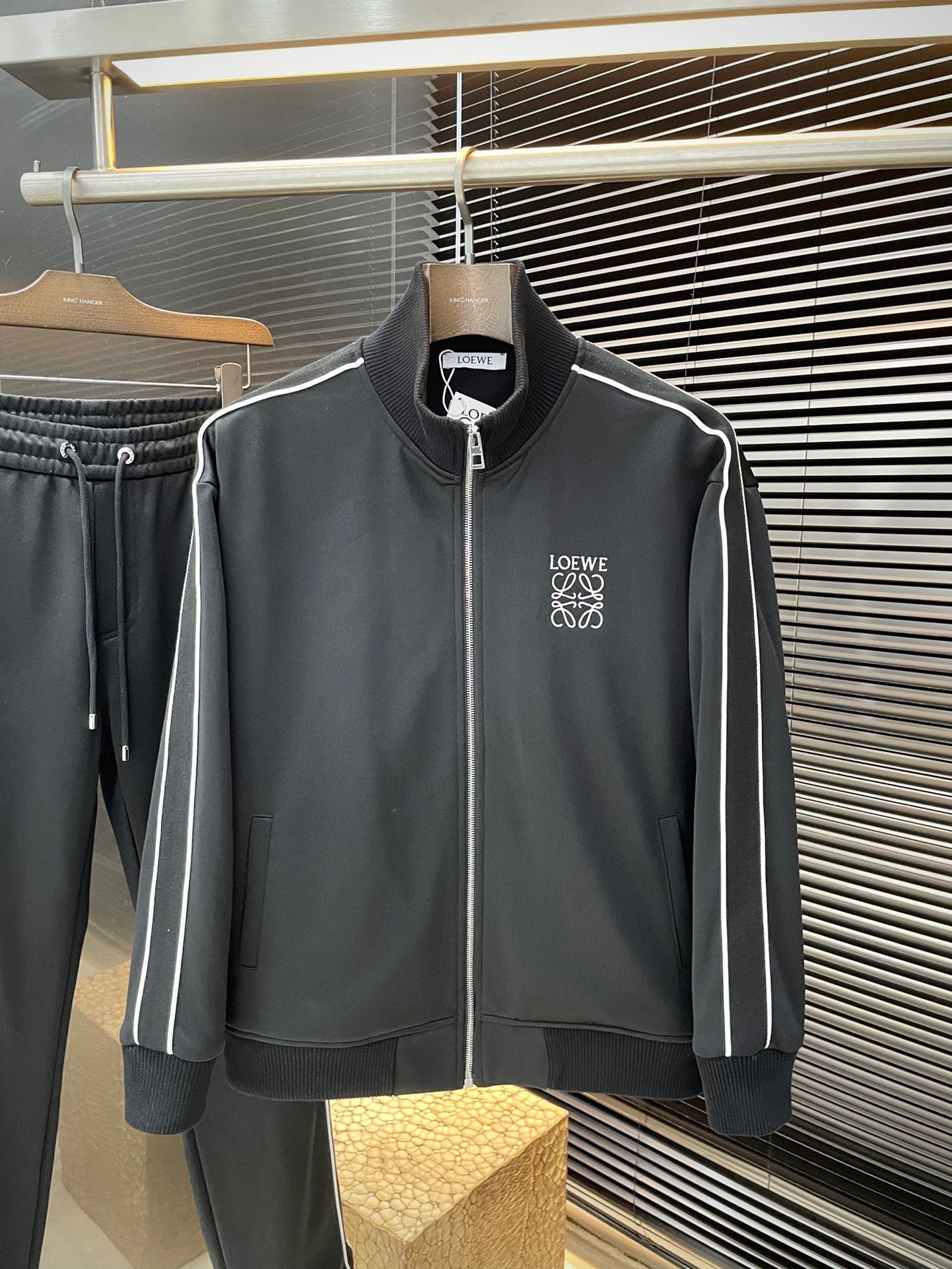 NO:596189,P Loewe highly recommends!  2025 Autumn and Winter New Products Simple and Elegant Jacket Imported original high-quality cotton fabric, the sag and luster are definitely uplifting, the printed design makes the style more youthful and energetic, the workmanship is neat and smooth, all the hardware accessories are supplied by customers and have logo top accessories. At first glance, it is high-end fabrics. This fabric is custom-woven. It is a good product from a regular factory, and there is nothing picky about it. This kind of jacket is for regular wear and is very practical. Size  M-3XL,,loewe,loewe,jackets & coats,alexander wang19860909P Loewe（罗意威）重磅推荐！2025秋冬季新品 简约大方外套 进口原版高品质全棉面料,垂度和光泽绝对是提气,印l花设计 款式更显青春活力,车工走线整齐平整,所有五金附料都是客供带logo顶级配件 一看就是高档的面料 这种面料都是定织的 正规大厂途径出来的好货,无任何有挑剔的地方 这样的一件外套属于常备常穿的,实用性很强.尺码 M-3XL,,loewe,loewe,jackets & coats,alexander wang,Men's clothing