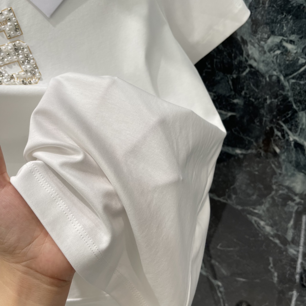 Ｄ家 25秋冬新款 钉珠数字短袖T恤 彰显品牌高级感 怎么搭都不出错，配牛仔裤、休闲裤、西装外套都好看~