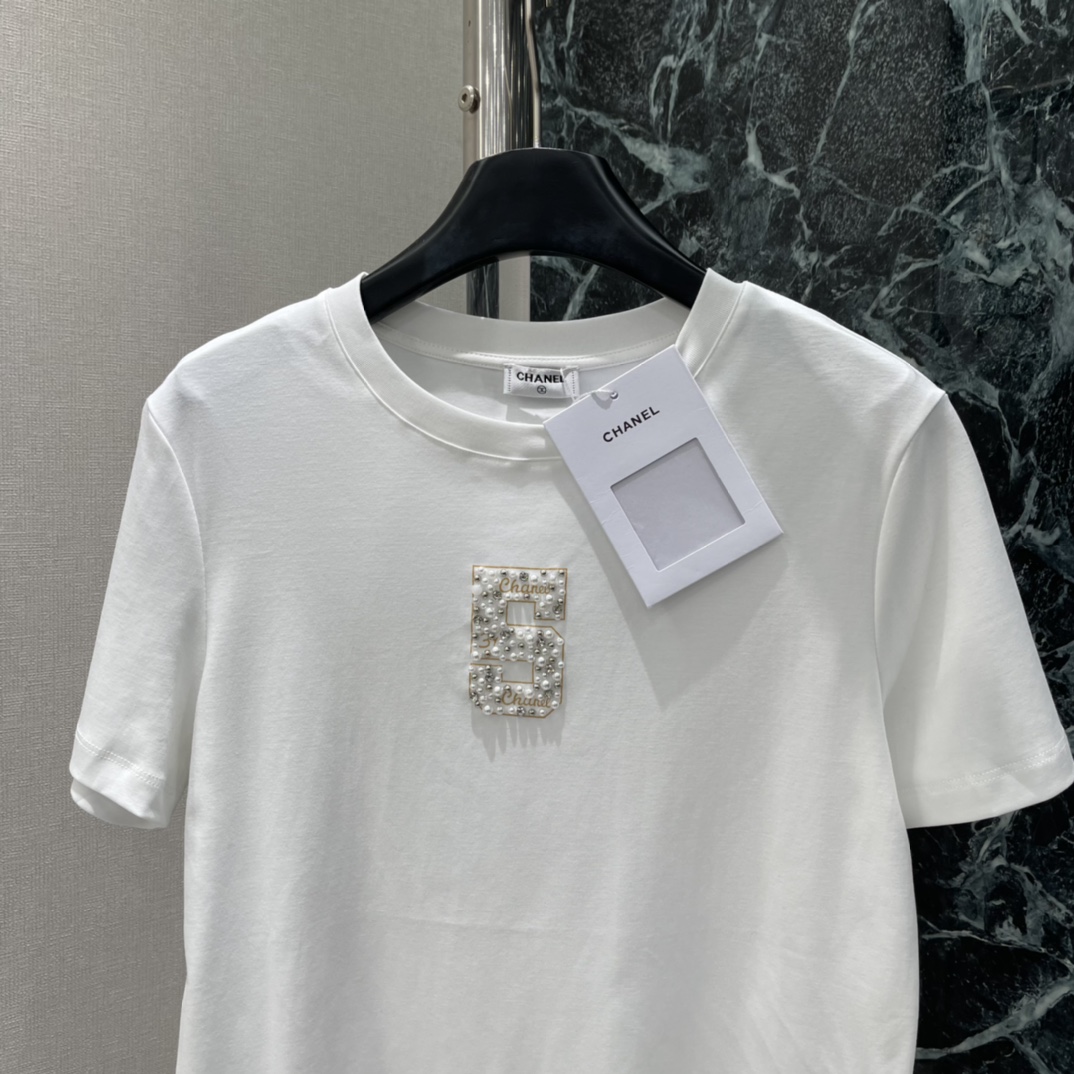 Ｄ家 25秋冬新款 钉珠数字短袖T恤 彰显品牌高级感 怎么搭都不出错，配牛仔裤、休闲裤、西装外套都好看~