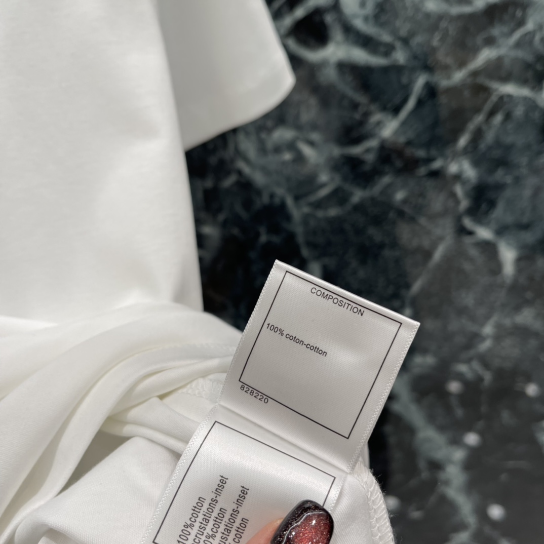 Ｄ家 25秋冬新款 钉珠数字短袖T恤 彰显品牌高级感 怎么搭都不出错，配牛仔裤、休闲裤、西装外套都好看~