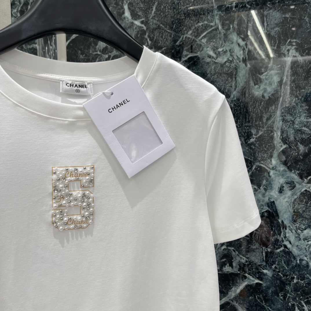 Ｄ家 25秋冬新款 钉珠数字短袖T恤 彰显品牌高级感 怎么搭都不出错，配牛仔裤、休闲裤、西装外套都好看~