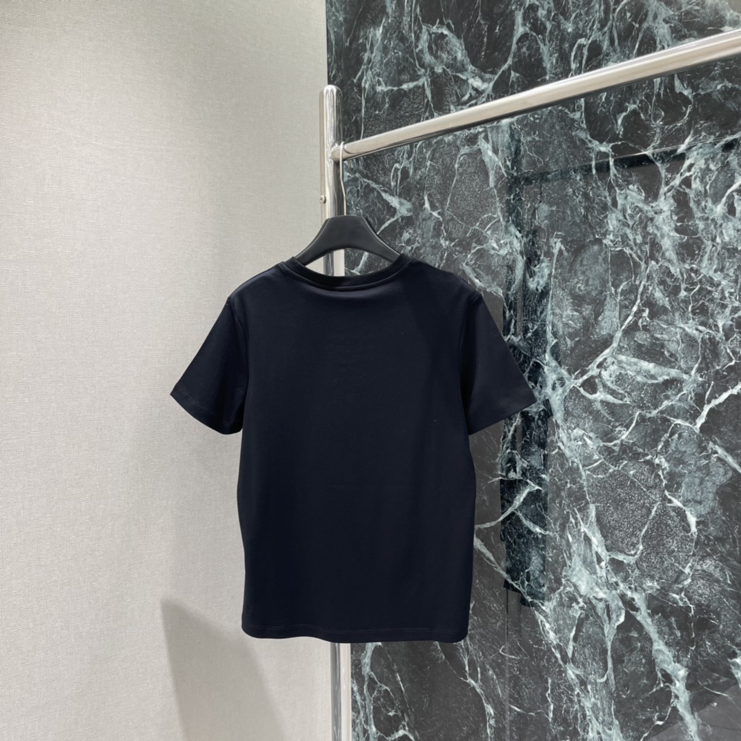 Ｄ家 25秋冬新款 钉珠数字短袖T恤 彰显品牌高级感 怎么搭都不出错，配牛仔裤、休闲裤、西装外套都好看~