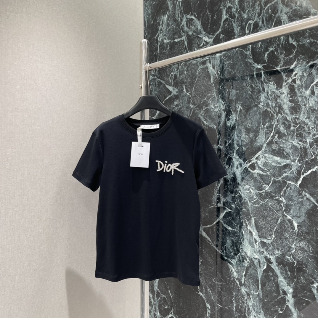 Ｄ家 25秋冬新款 钉珠短袖T恤 胸前经典钉珠勾勒成品牌字母图案 彰显品牌高级感 怎么搭都不出错，配牛仔