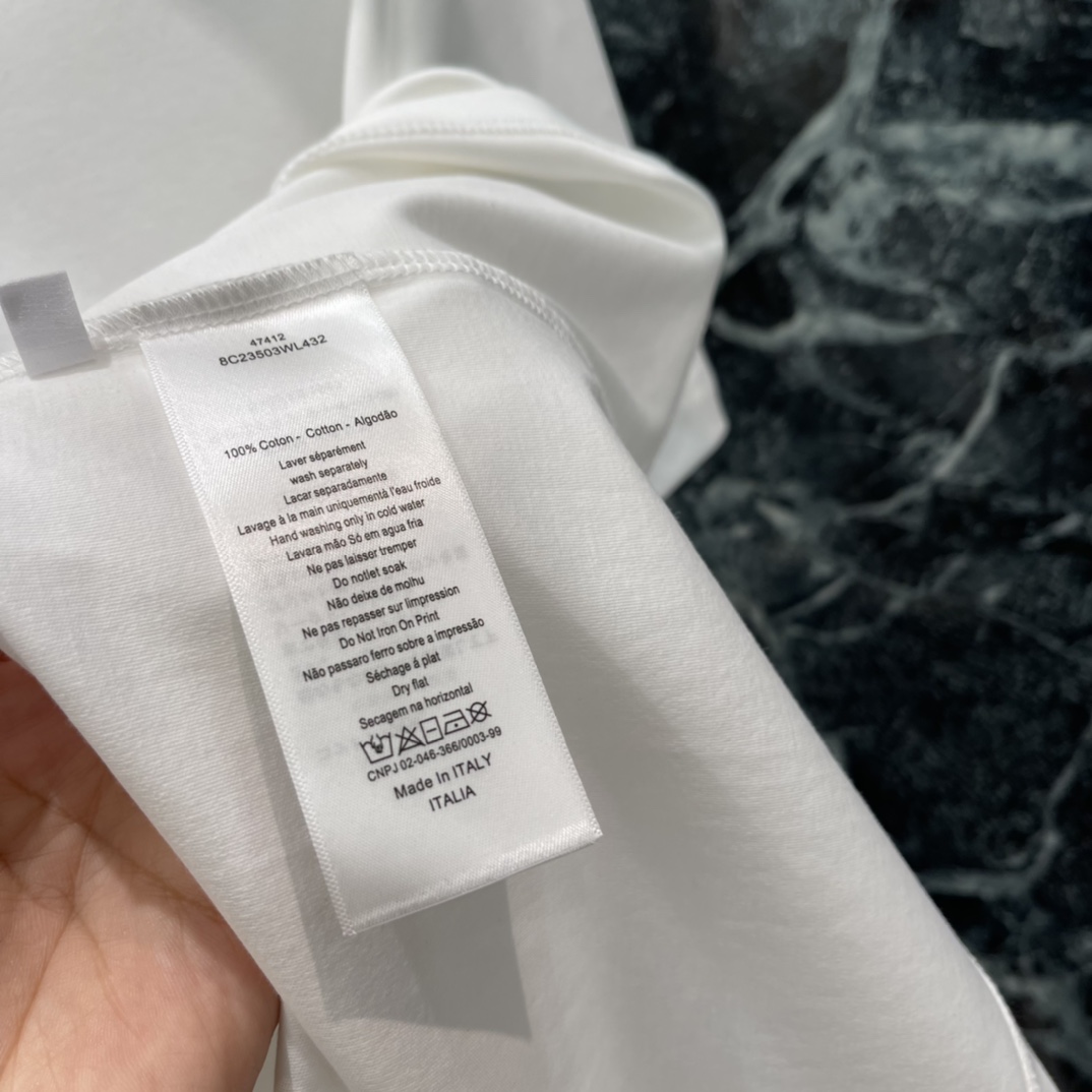 Ｄ家 25秋冬新款 钉珠短袖T恤 胸前经典钉珠勾勒成品牌字母图案 彰显品牌高级感 怎么搭都不出错，配牛仔