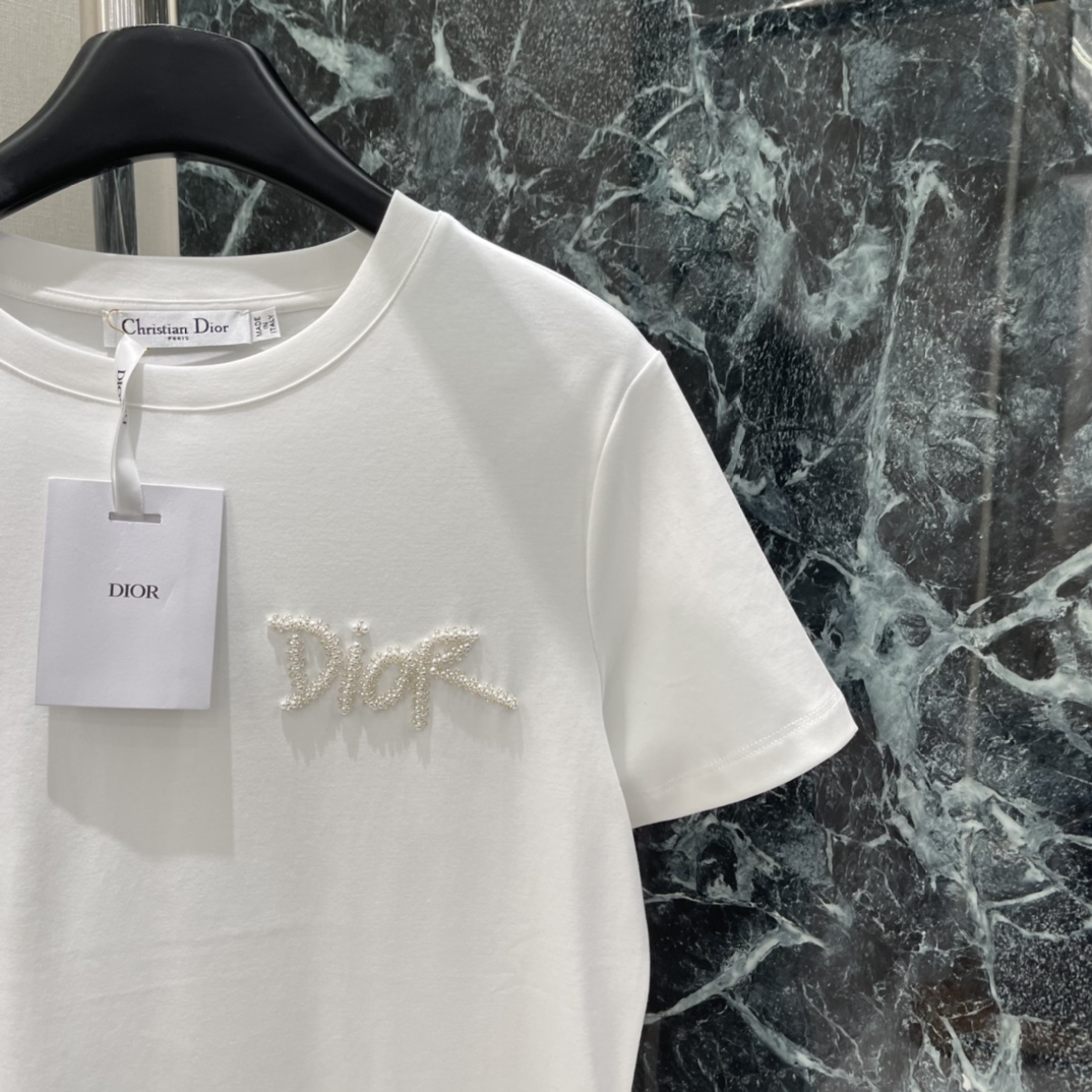 Ｄ家 25秋冬新款 钉珠短袖T恤 胸前经典钉珠勾勒成品牌字母图案 彰显品牌高级感 怎么搭都不出错，配牛仔