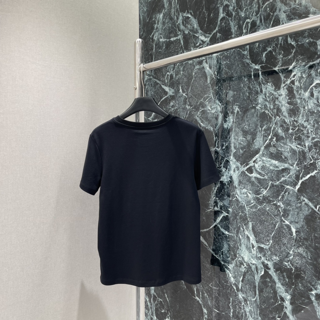 Ｄ家 25秋冬新款 钉珠短袖T恤 胸前经典钉珠勾勒成品牌字母图案 彰显品牌高级感 怎么搭都不出错，配牛仔