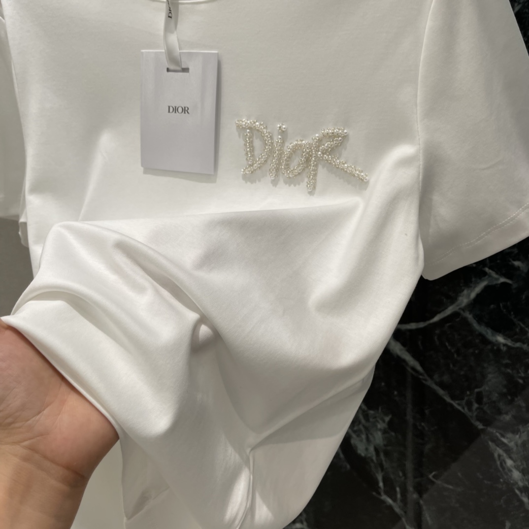 Ｄ家 25秋冬新款 钉珠短袖T恤 胸前经典钉珠勾勒成品牌字母图案 彰显品牌高级感 怎么搭都不出错，配牛仔