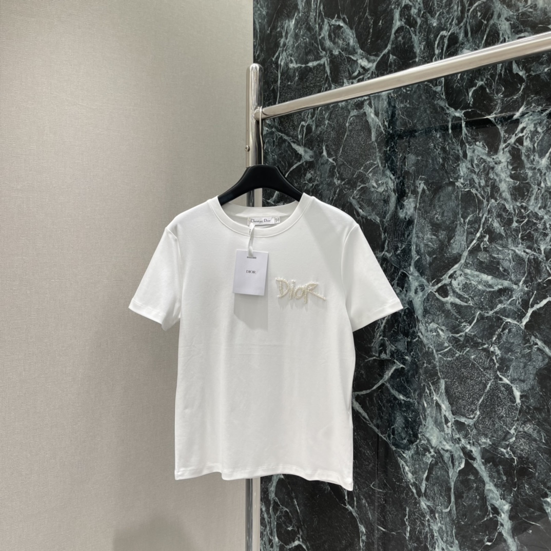 Ｄ家 25秋冬新款 钉珠短袖T恤 胸前经典钉珠勾勒成品牌字母图案 彰显品牌高级感 怎么搭都不出错，配牛仔