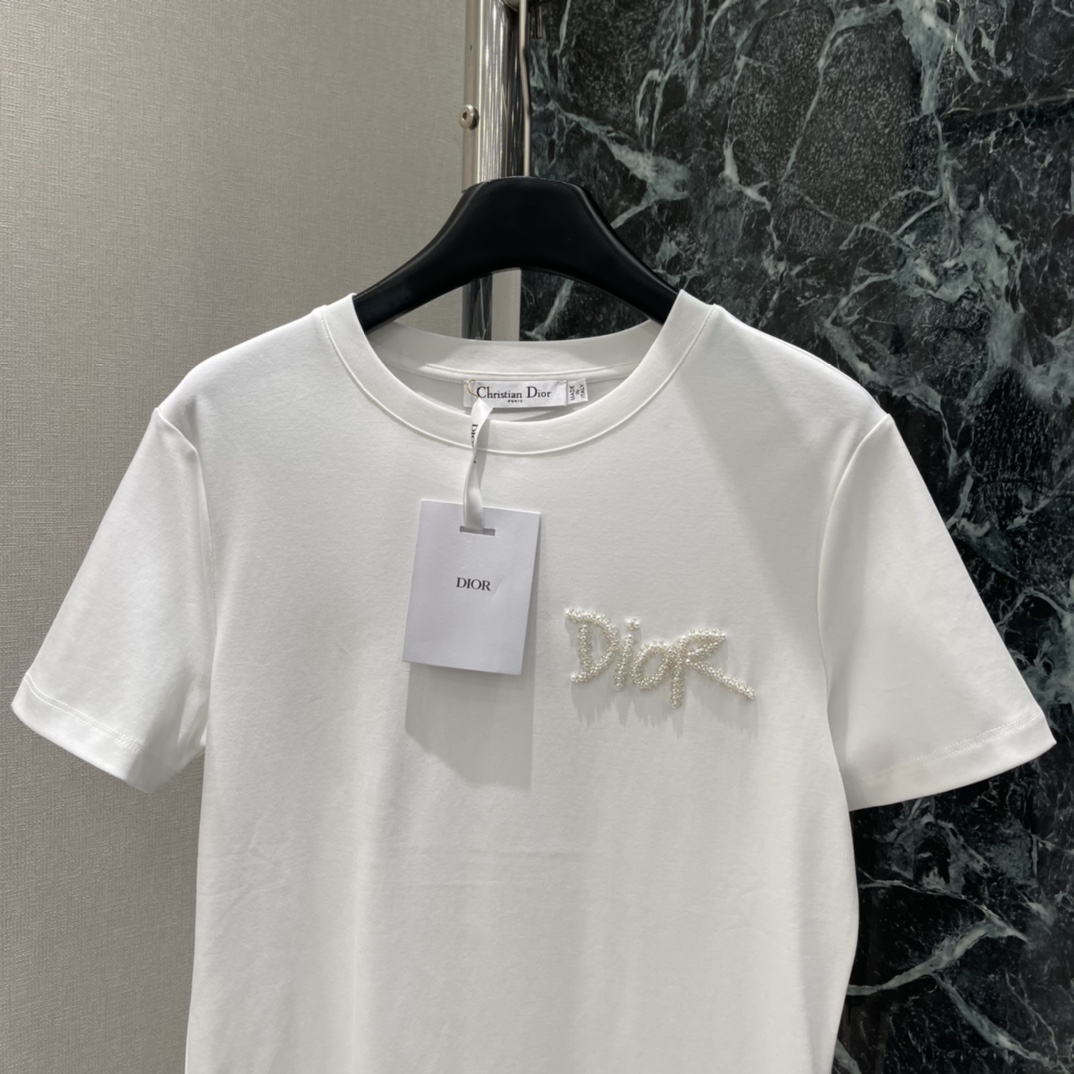 Ｄ家 25秋冬新款 钉珠短袖T恤 胸前经典钉珠勾勒成品牌字母图案 彰显品牌高级感 怎么搭都不出错，配牛仔