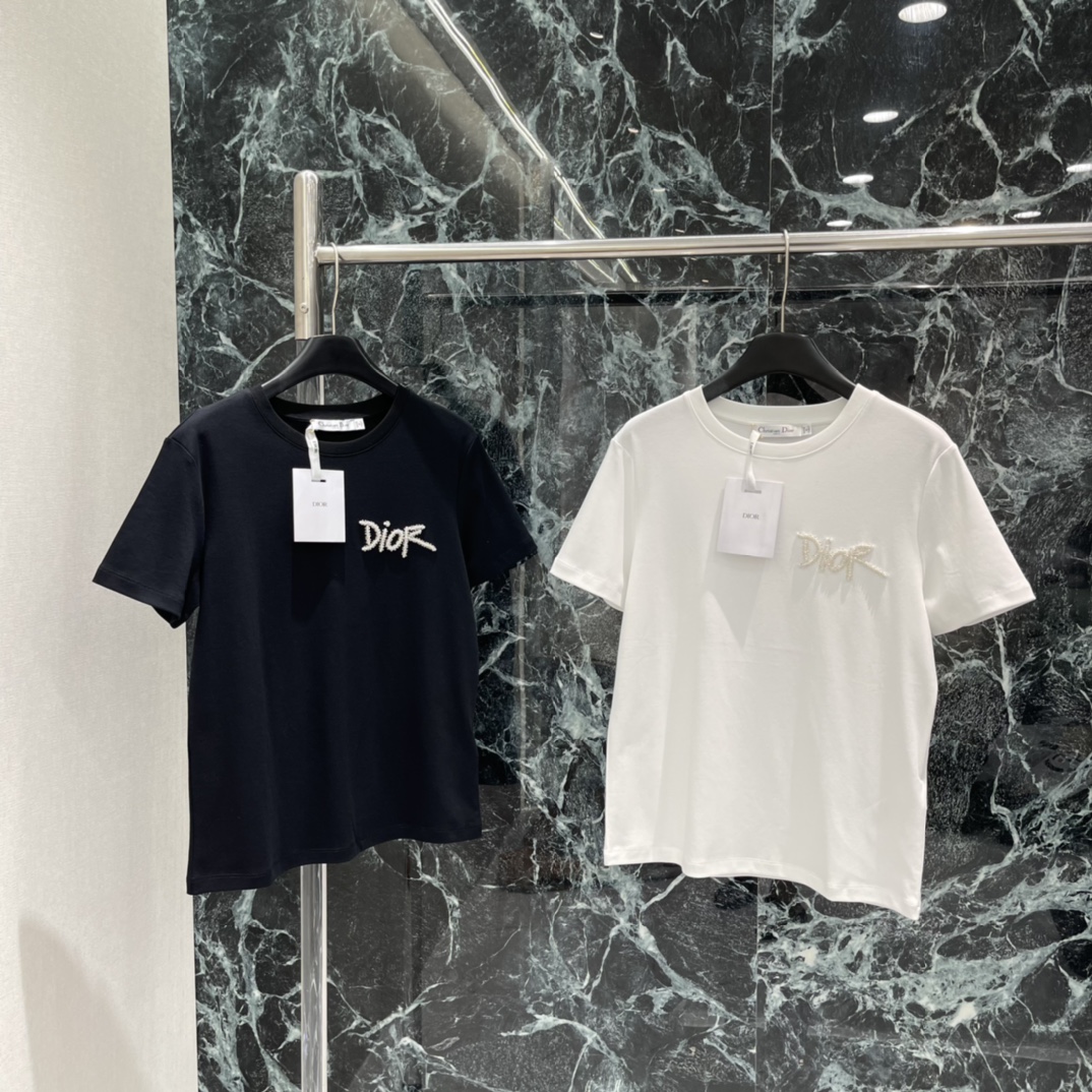 Ｄ家 25秋冬新款 钉珠短袖T恤 胸前经典钉珠勾勒成品牌字母图案 彰显品牌高级感 怎么搭都不出错，配牛仔