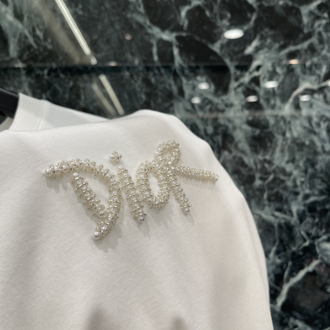 Ｄ家 25秋冬新款 钉珠短袖T恤 胸前经典钉珠勾勒成品牌字母图案 彰显品牌高级感 怎么搭都不出错，配牛仔