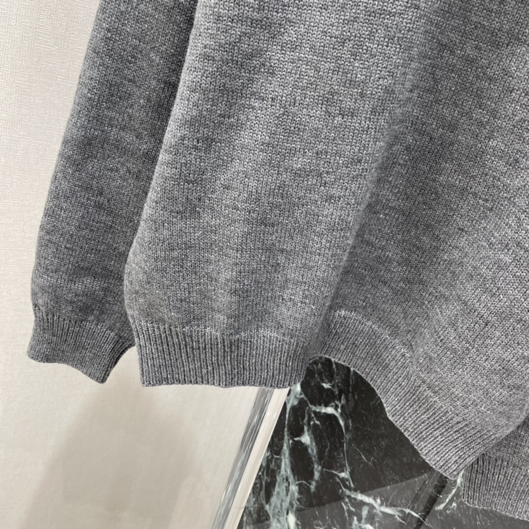 CE 25秋冬新款 圆领针织毛衣 胸前经典刺绣凯旋门微标 简约大方 低调又有辨识度计。3个颜色都很百搭耐