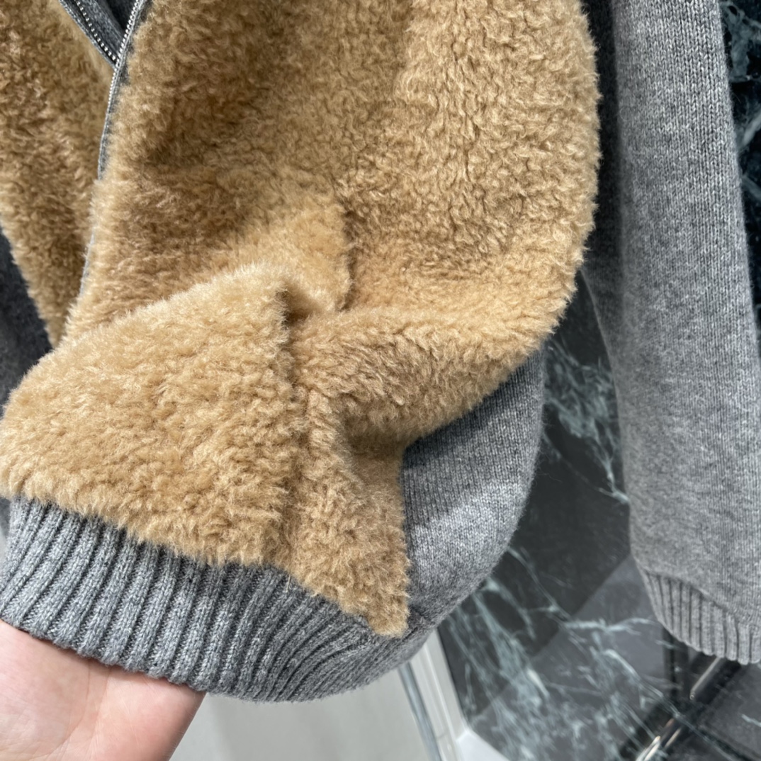 Miu 25秋冬新款 秋冬拼色羊毛抓绒外套 灰棕拼接设计 羊毛针织+羊羔绒材质 柔软又保暖计 连帽+拉链