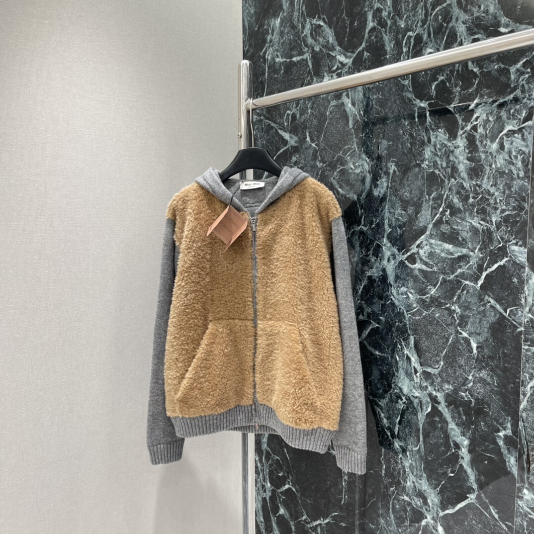 NO:638444,Miu 25 new autumn and winter style, autumn and winter color-blocked wool fleece jacket, gray and brown splicing design, wool knitting + sherpa material, soft and warm, hood + zipper closure, highly practical, ribbed cuffs and hem, comfortable! Layer with floral skirts or high-waisted pants in autumn and winter, easily get French elegance or sweet cool style  Suitable for commuting and dating ~ the atmosphere is instantly filled. Available in one color, SML, Miu Miu-clothing, miumiu, skirts, jackets & coats, hats, alexander wang19860909Miu 25秋冬新款 秋冬拼色羊毛抓绒外套 灰棕拼接设计 羊毛针织+羊羔绒材质 柔软又保暖计 连帽+拉链开合,实用性强,袖口和下摆罗纹收口,舒适度up!秋冬叠穿碎花裙或高腰裤,轻松get法式优雅or甜酷风 通勤约会都很适合~氛围感直接拉满.一个色现货SML,缪缪-服装,miumiu,skirts,jackets & coats,hats,alexander wang,Women's clothing