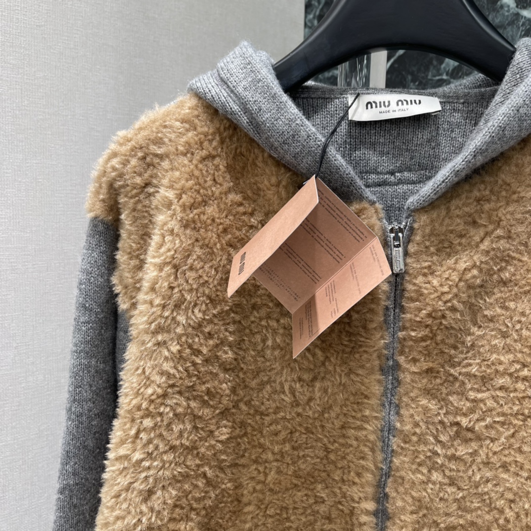 Miu 25秋冬新款 秋冬拼色羊毛抓绒外套 灰棕拼接设计 羊毛针织+羊羔绒材质 柔软又保暖计 连帽+拉链