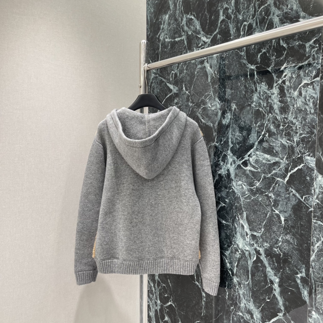 Miu 25秋冬新款 秋冬拼色羊毛抓绒外套 灰棕拼接设计 羊毛针织+羊羔绒材质 柔软又保暖计 连帽+拉链