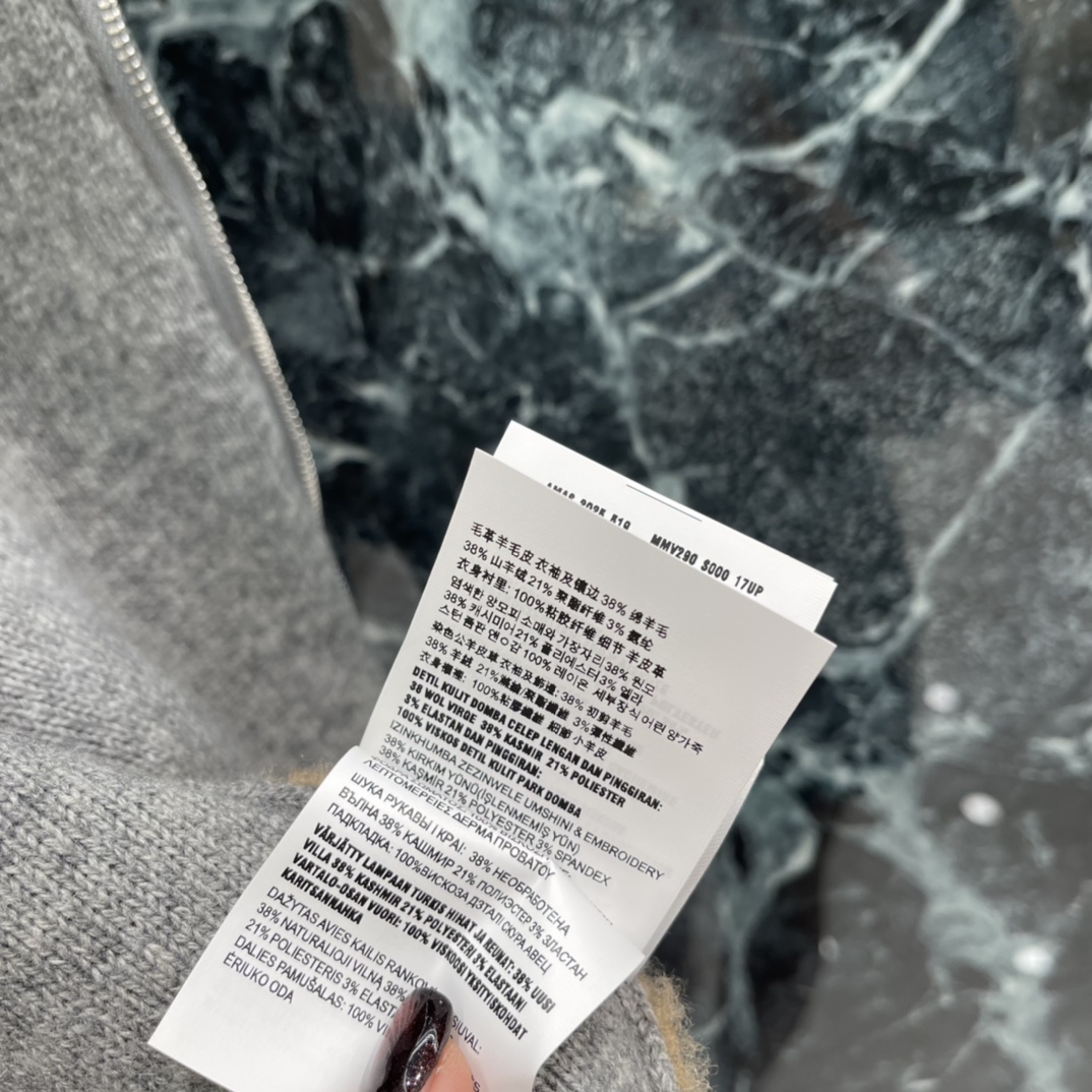 Miu 25秋冬新款 秋冬拼色羊毛抓绒外套 灰棕拼接设计 羊毛针织+羊羔绒材质 柔软又保暖计 连帽+拉链