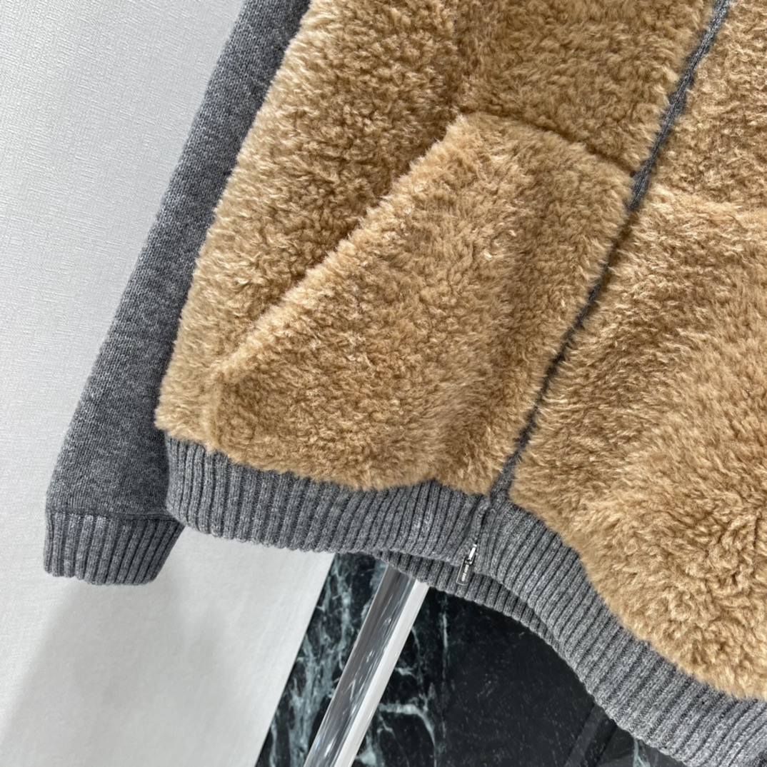 Miu 25秋冬新款 秋冬拼色羊毛抓绒外套 灰棕拼接设计 羊毛针织+羊羔绒材质 柔软又保暖计 连帽+拉链