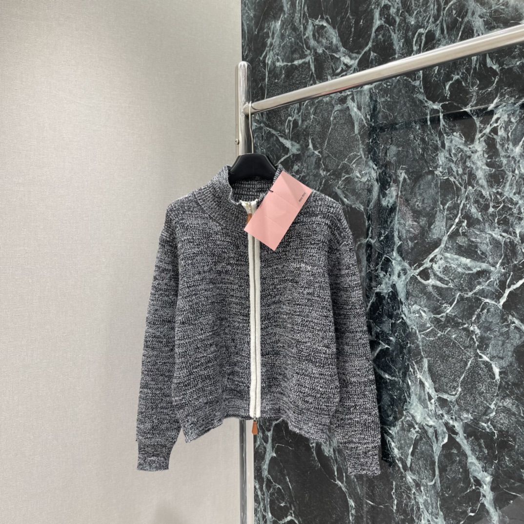 Miu 25秋冬新款 针织拉链毛衣 休闲感十足 袖口和下摆自然垂坠随性又高级 搭配牛仔裤或休闲裤都很OK