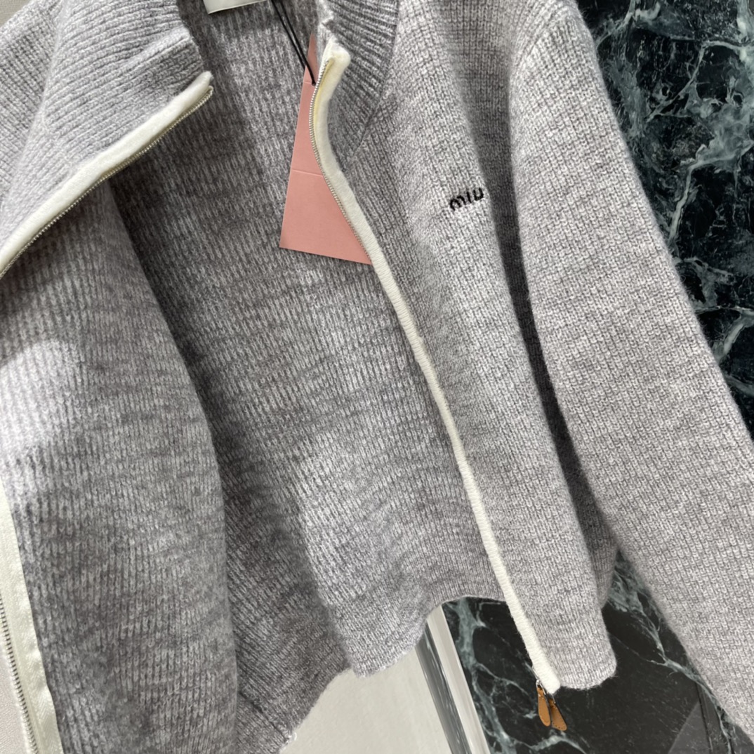 Miu 25秋冬新款 针织拉链毛衣 休闲感十足 袖口和下摆自然垂坠随性又高级 搭配牛仔裤或休闲裤都很OK