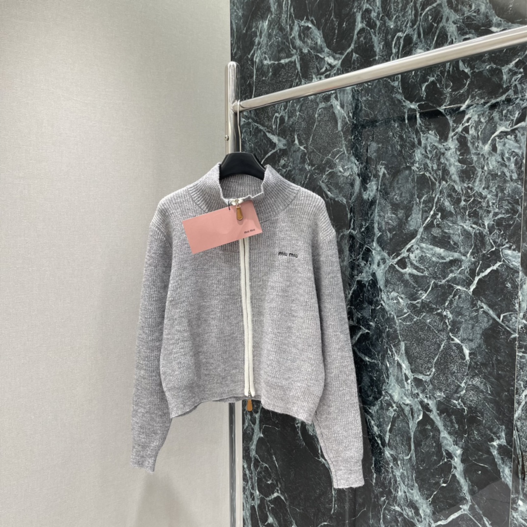 Miu 25秋冬新款 针织拉链毛衣 休闲感十足 袖口和下摆自然垂坠随性又高级 搭配牛仔裤或休闲裤都很OK