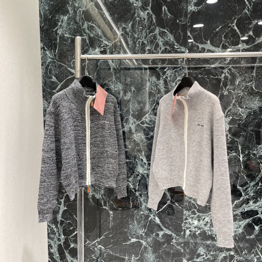 Miu 25秋冬新款 针织拉链毛衣 休闲感十足 袖口和下摆自然垂坠随性又高级 搭配牛仔裤或休闲裤都很OK