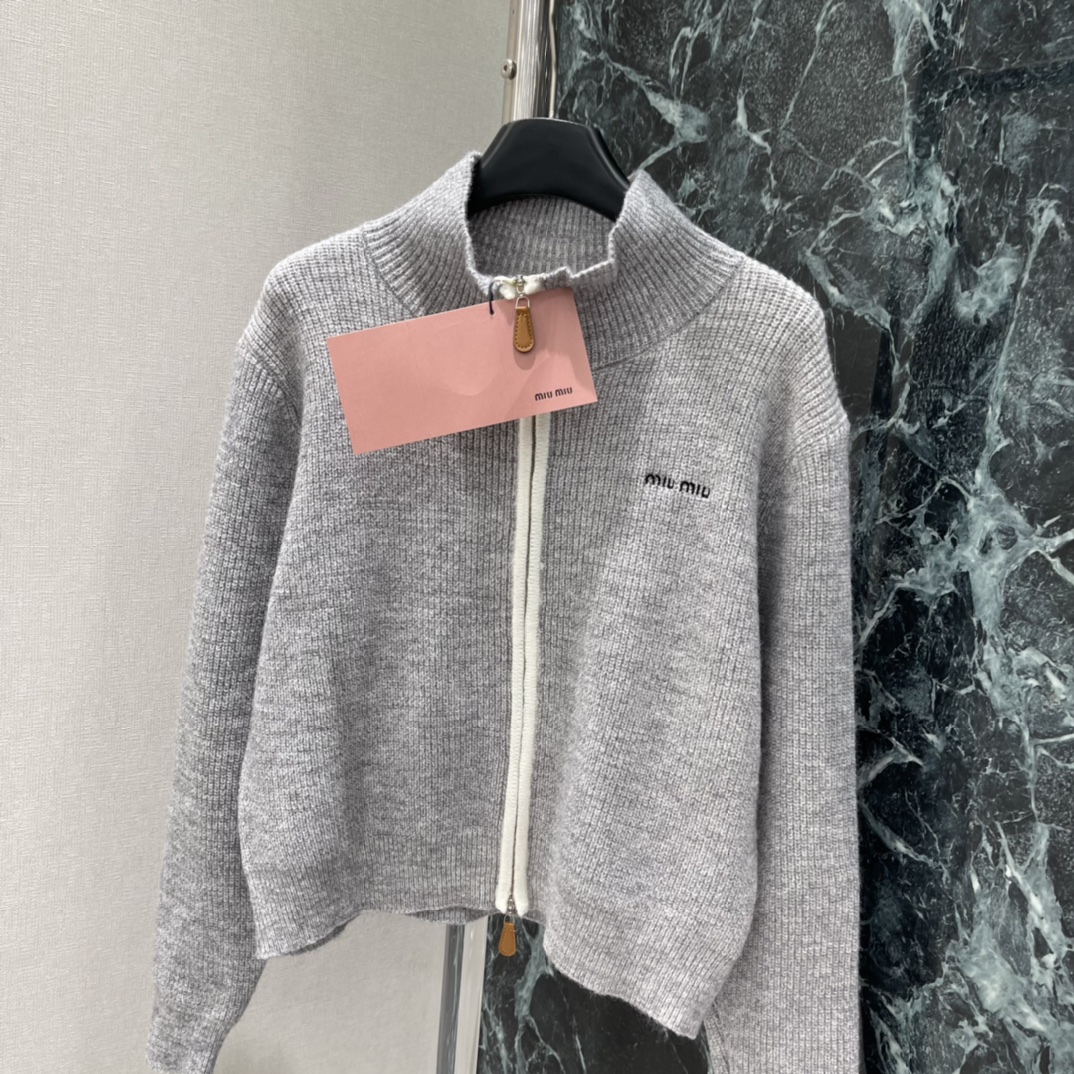 Miu 25秋冬新款 针织拉链毛衣 休闲感十足 袖口和下摆自然垂坠随性又高级 搭配牛仔裤或休闲裤都很OK