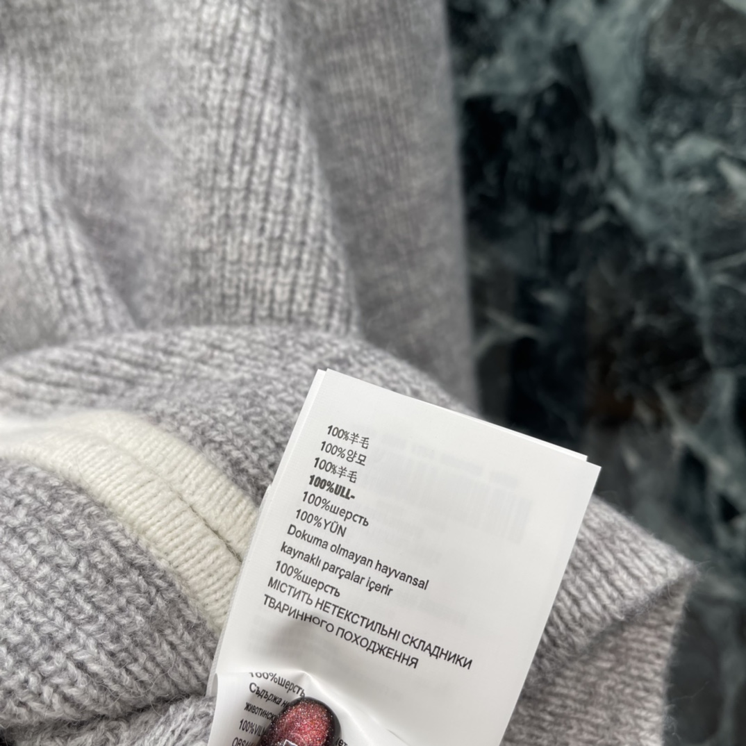 Miu 25秋冬新款 针织拉链毛衣 休闲感十足 袖口和下摆自然垂坠随性又高级 搭配牛仔裤或休闲裤都很OK