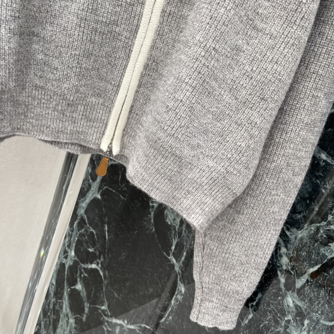 Miu 25秋冬新款 针织拉链毛衣 休闲感十足 袖口和下摆自然垂坠随性又高级 搭配牛仔裤或休闲裤都很OK