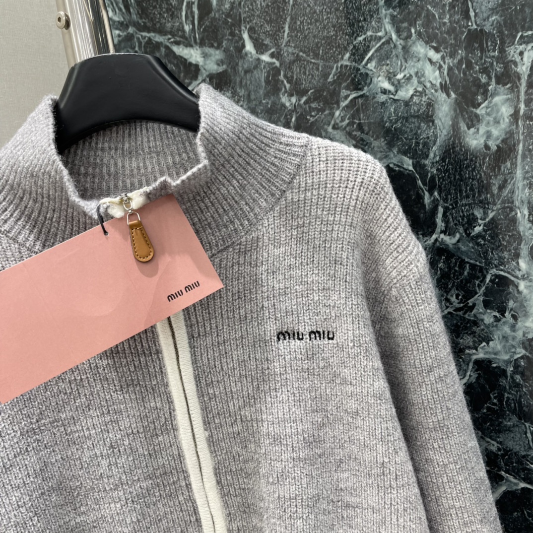 Miu 25秋冬新款 针织拉链毛衣 休闲感十足 袖口和下摆自然垂坠随性又高级 搭配牛仔裤或休闲裤都很OK